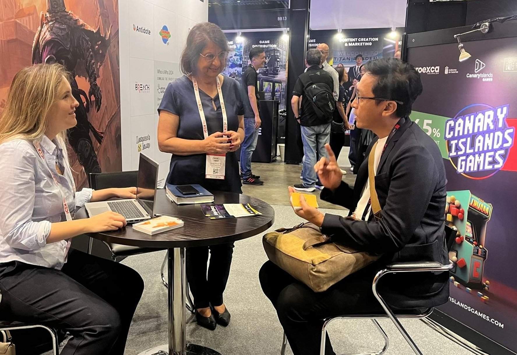 Reunión durante la feria de Tokio 2025.