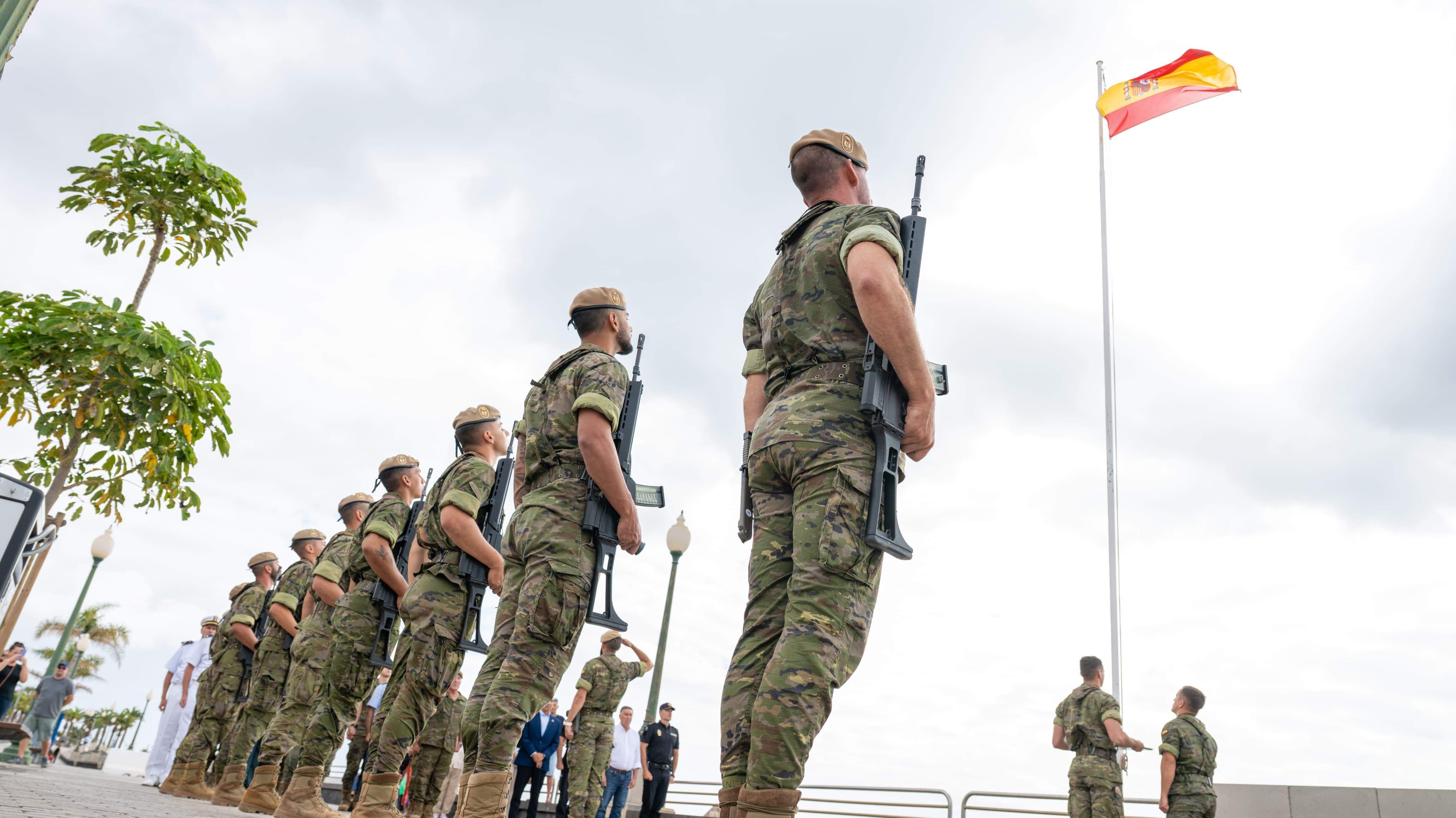 Izada de la Bandera de España en Arrecife Izada de la Bandera de España en Arrecife