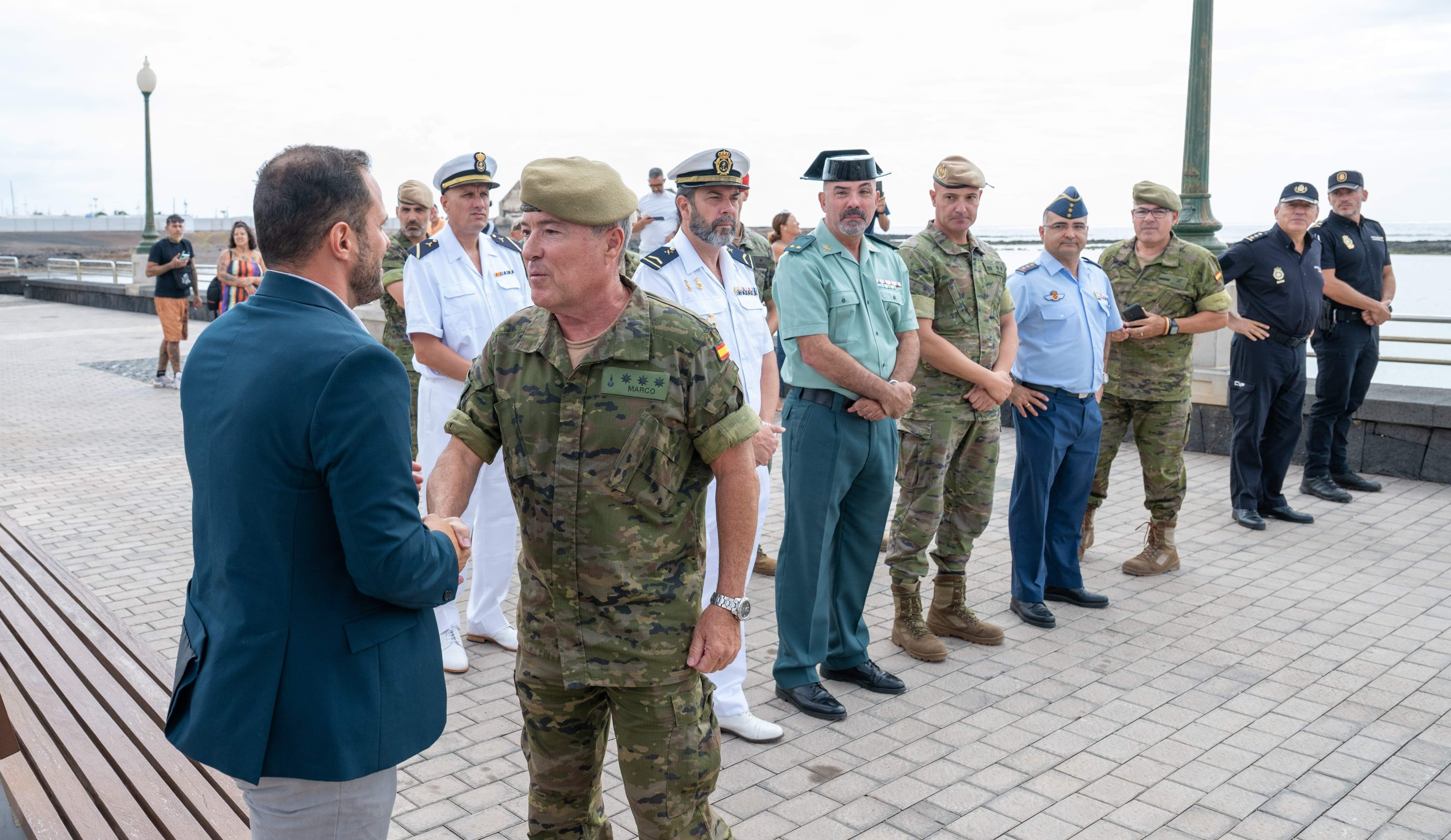El coronel Rafael Marco saluda al alcalde de Arrecife a la llegada a la izada El coronel Rafael Marco saluda al alcalde de Arrecife a la llegada a la izada