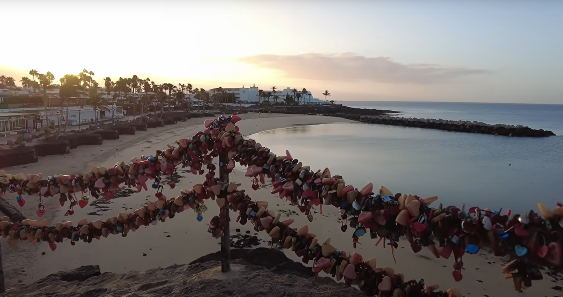 Candados de plástico en Playa Flamingo, Playa Blanca. Extracto del video de David Gainford. 