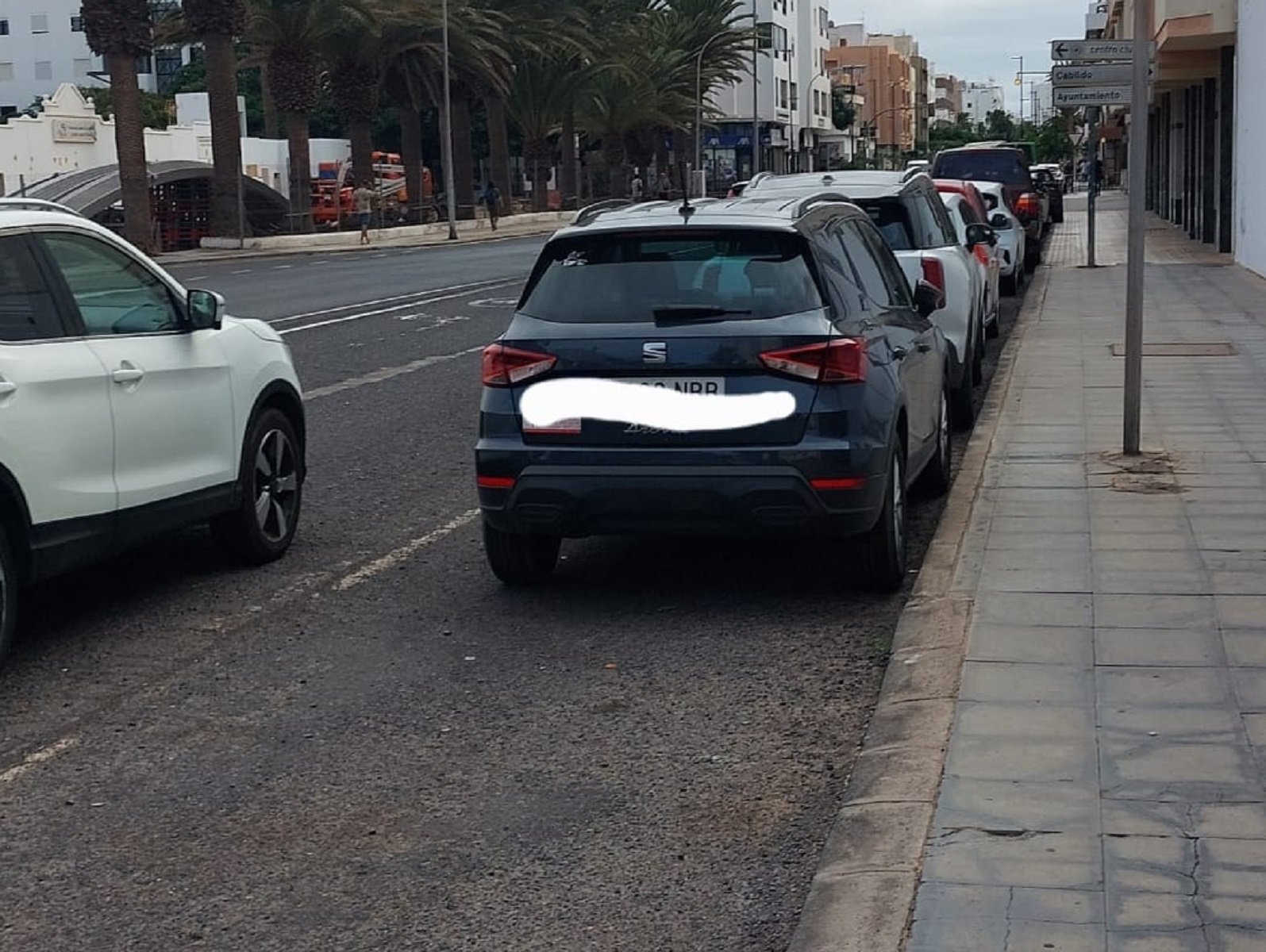 Coches estacionados en la calle Manolo Millares de Arrecife.