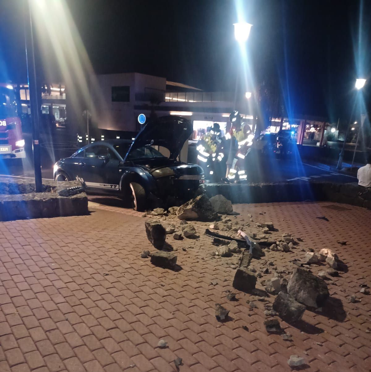 Coche se empotra contra un muro en Playa Blanca