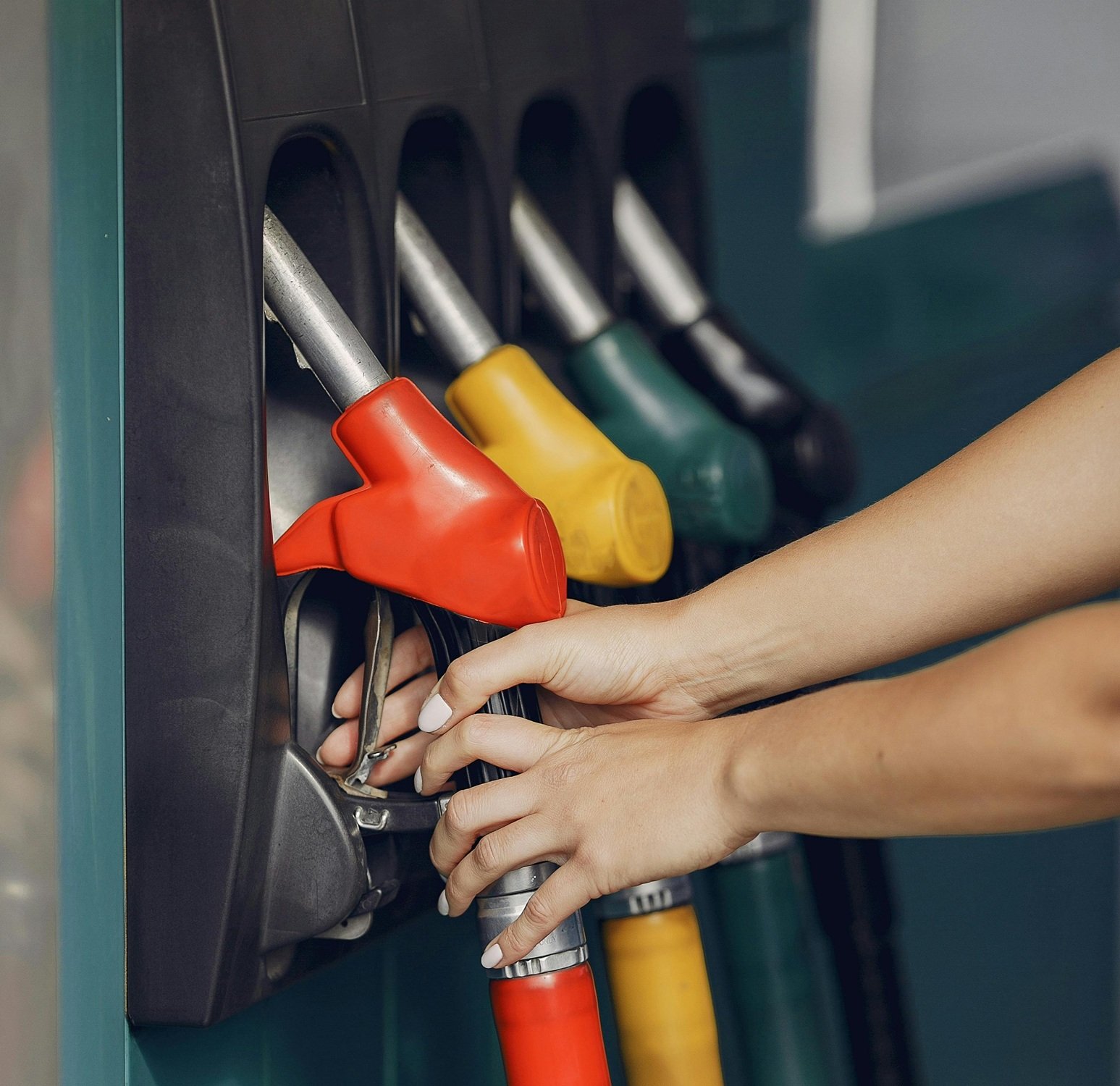 Una mujer repostando gasolina