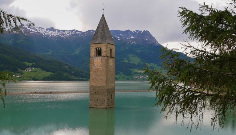 Lago de Resia en Italia