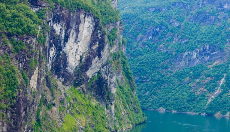Fiordo la Grieta del Diablo en Noruega