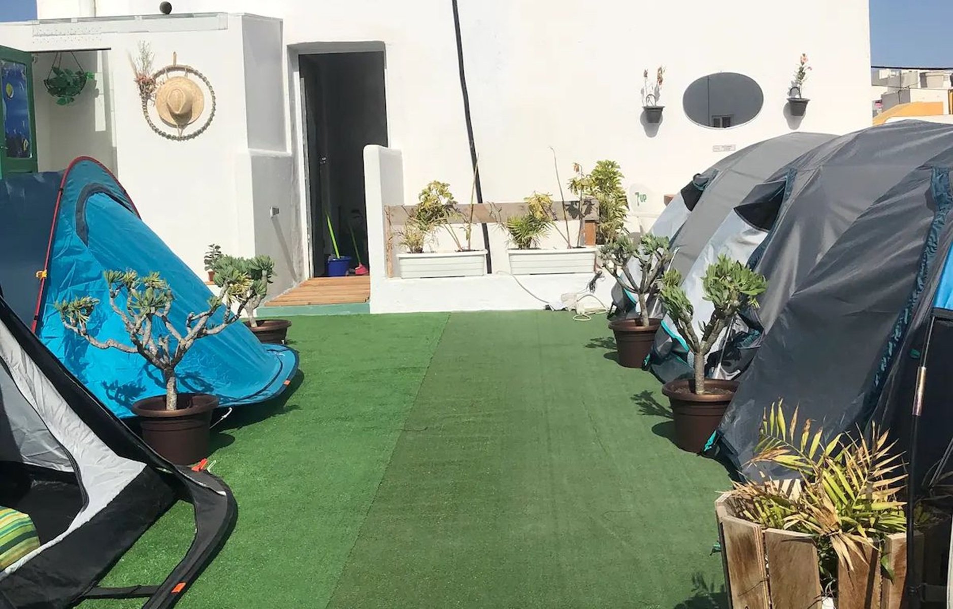 Tiendas de campaña anunciadas como alojamiento vacacional en Arrecife en 2023. Imagen de archivo extraída de Airbnb en su momento. 