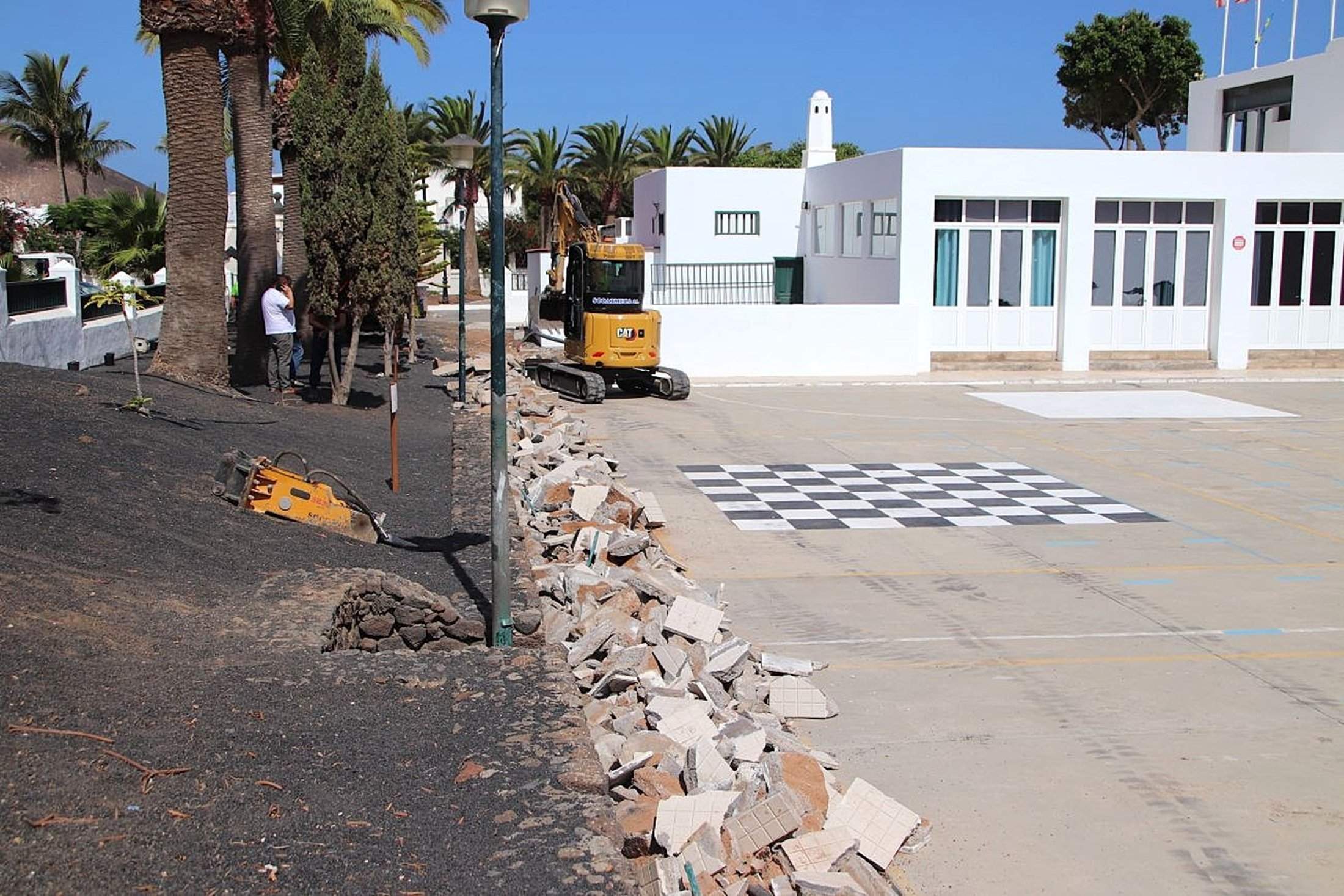 Obras de nivelación en la cancha del CEIP Yaiza