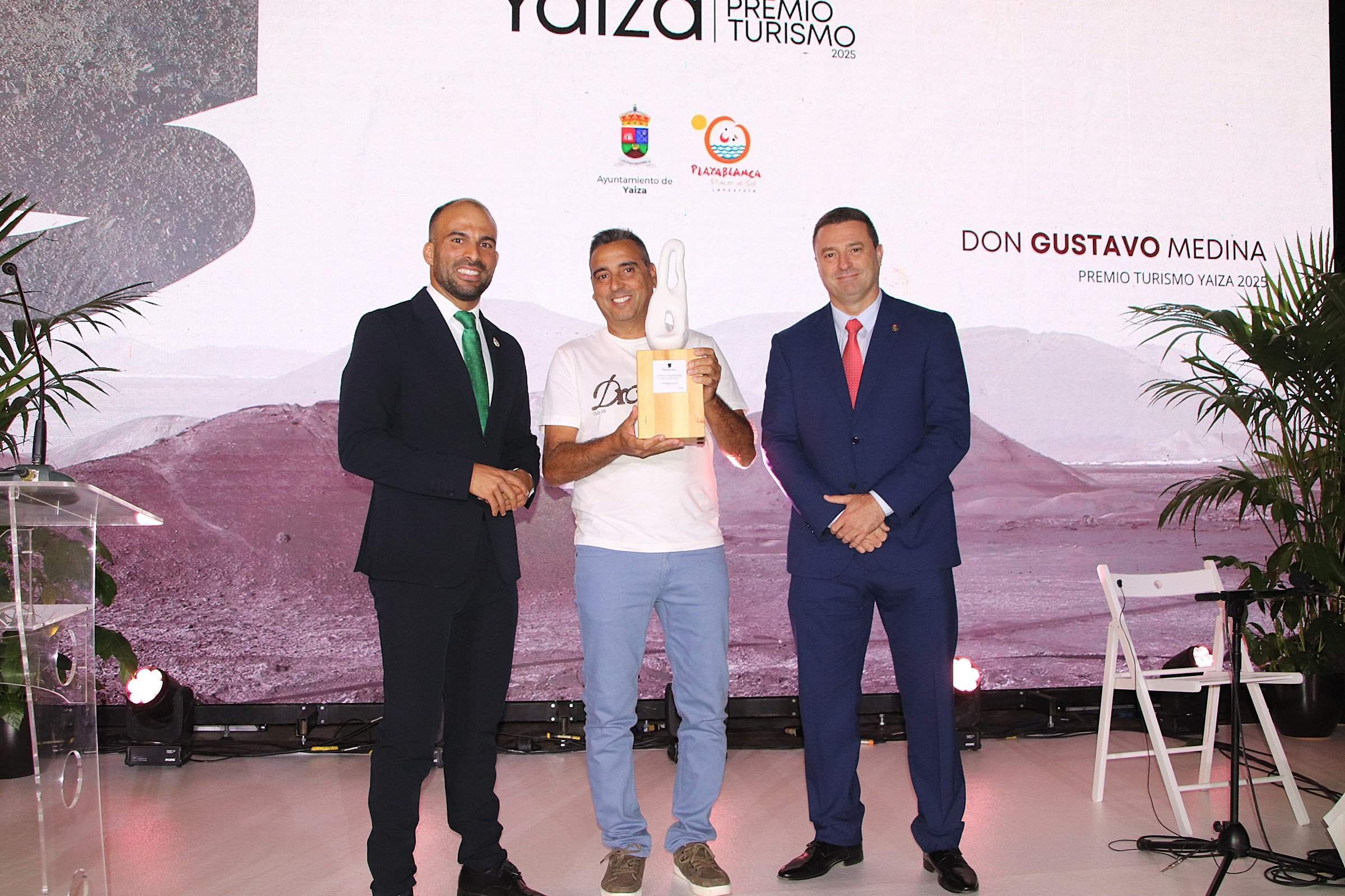 Homenajeado junto al alcalde y concejal de Turismo