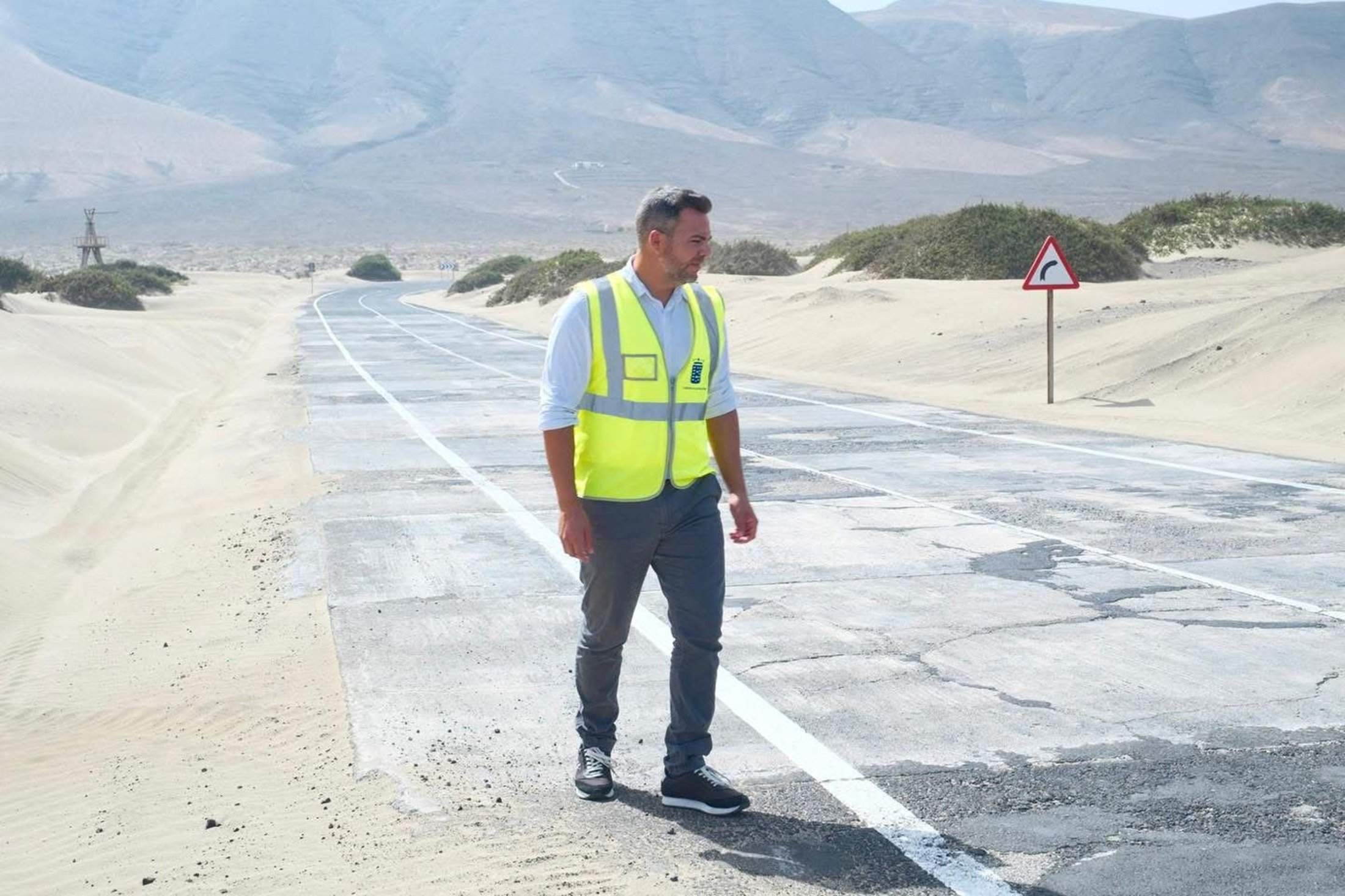 El consejero de Obras Públicas, Jacobo Medina, en la carretera de Famara