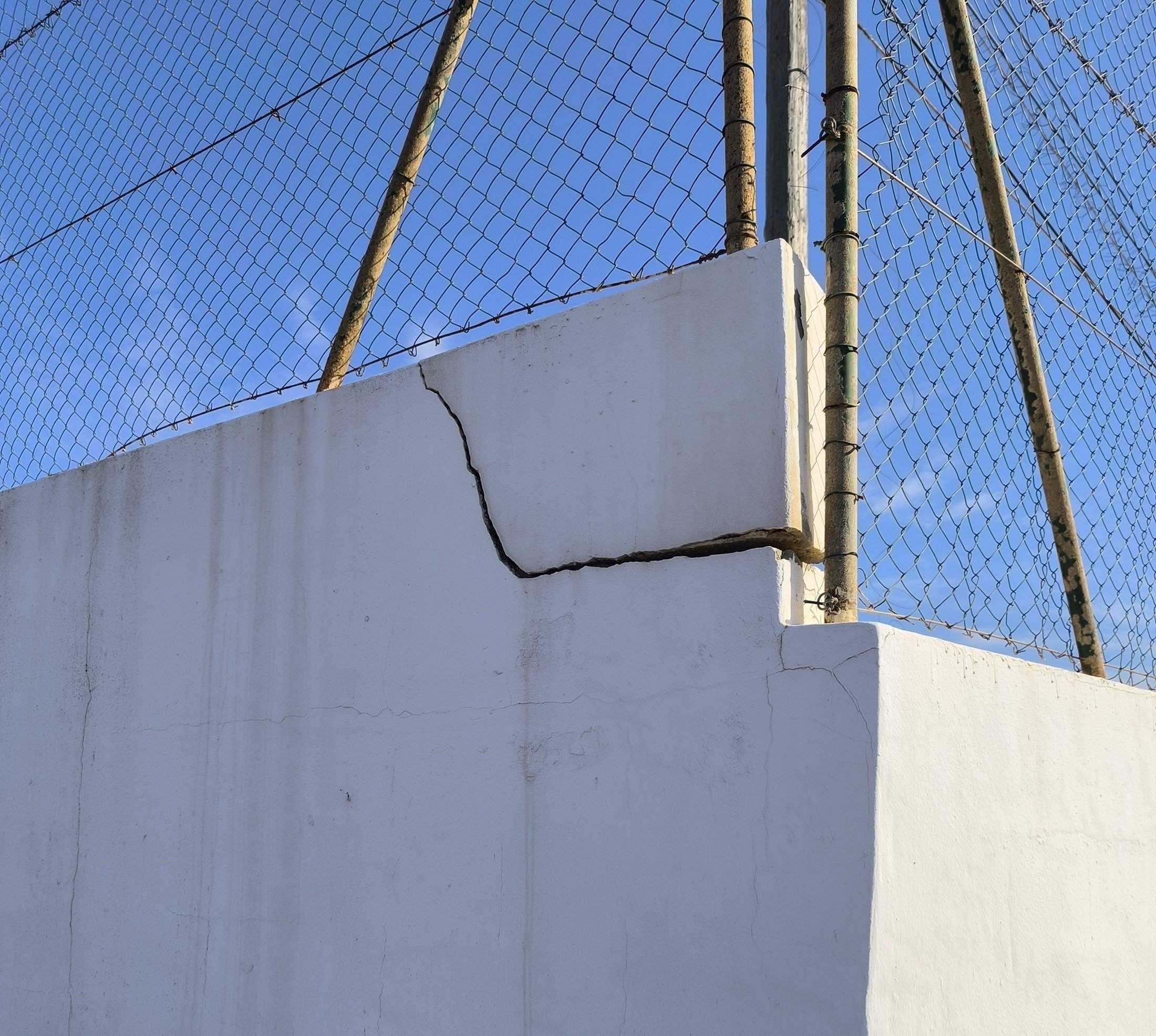 Imagen del estado de una de las canchas deportivas de Tinajo