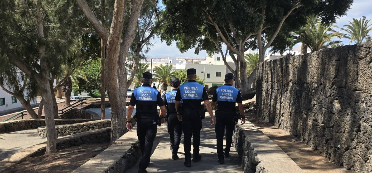 La Policía Local de Arrecife sigue realizando controles anti drogas en los espacios sensibles en los barrios. Ayer en la zona de Los Pinos, Titerroy