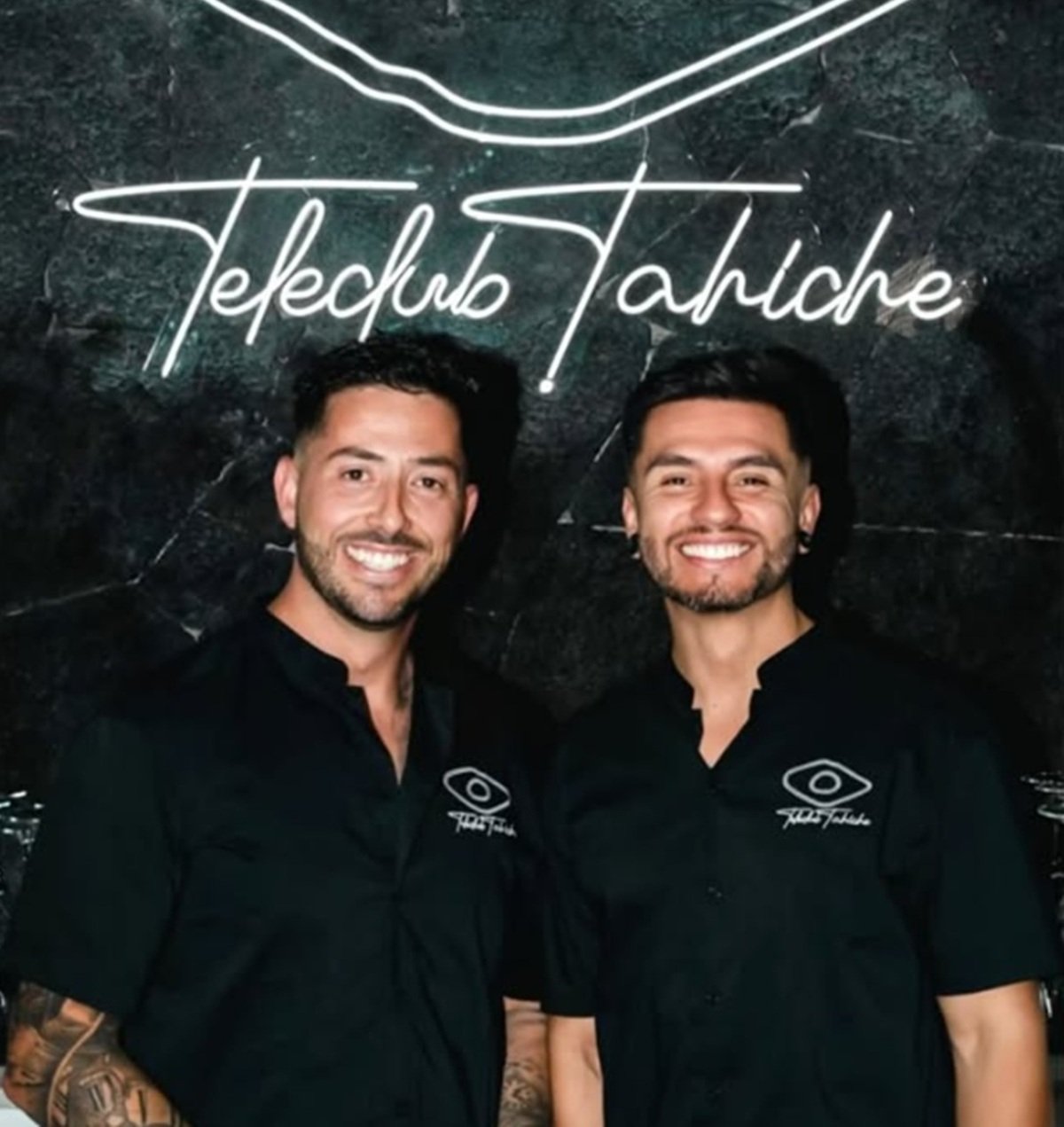 Josué Pérez y Christian Ramírez en el Teleclub de Tahíche que actualmente regentan.