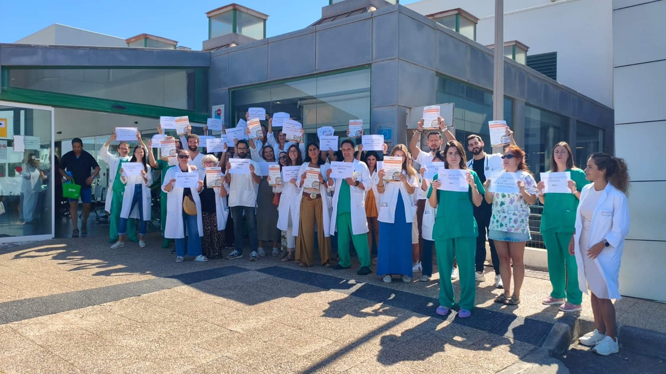 Concentración de los médicos frente al Molina Orosa