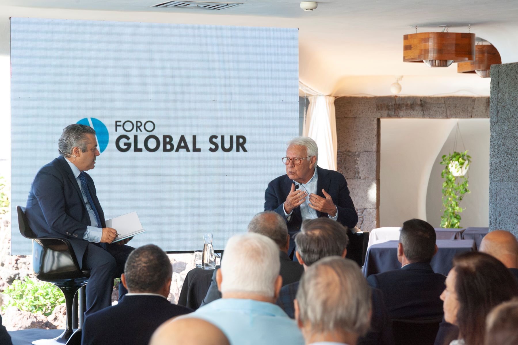 Alberto Acosta y Felipe González 