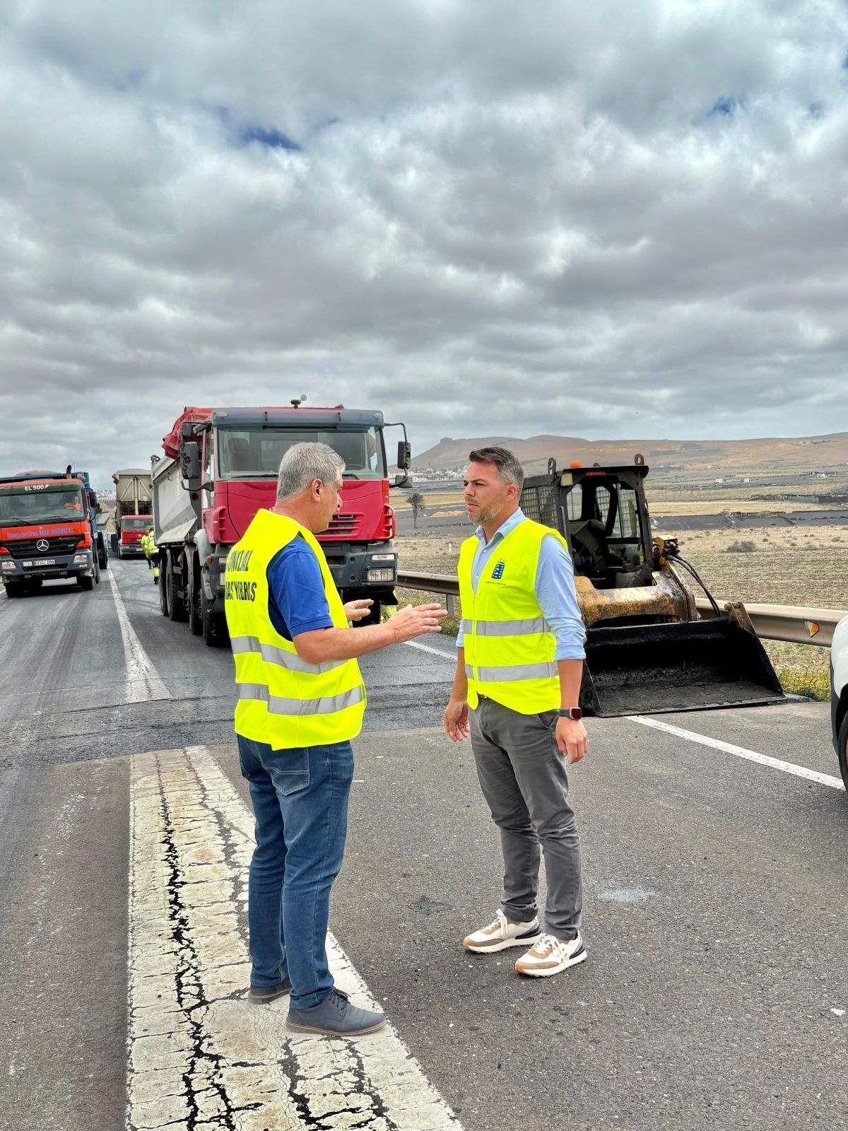 El consejero de Obras Públicas junto al concejal de Obras de Teguise