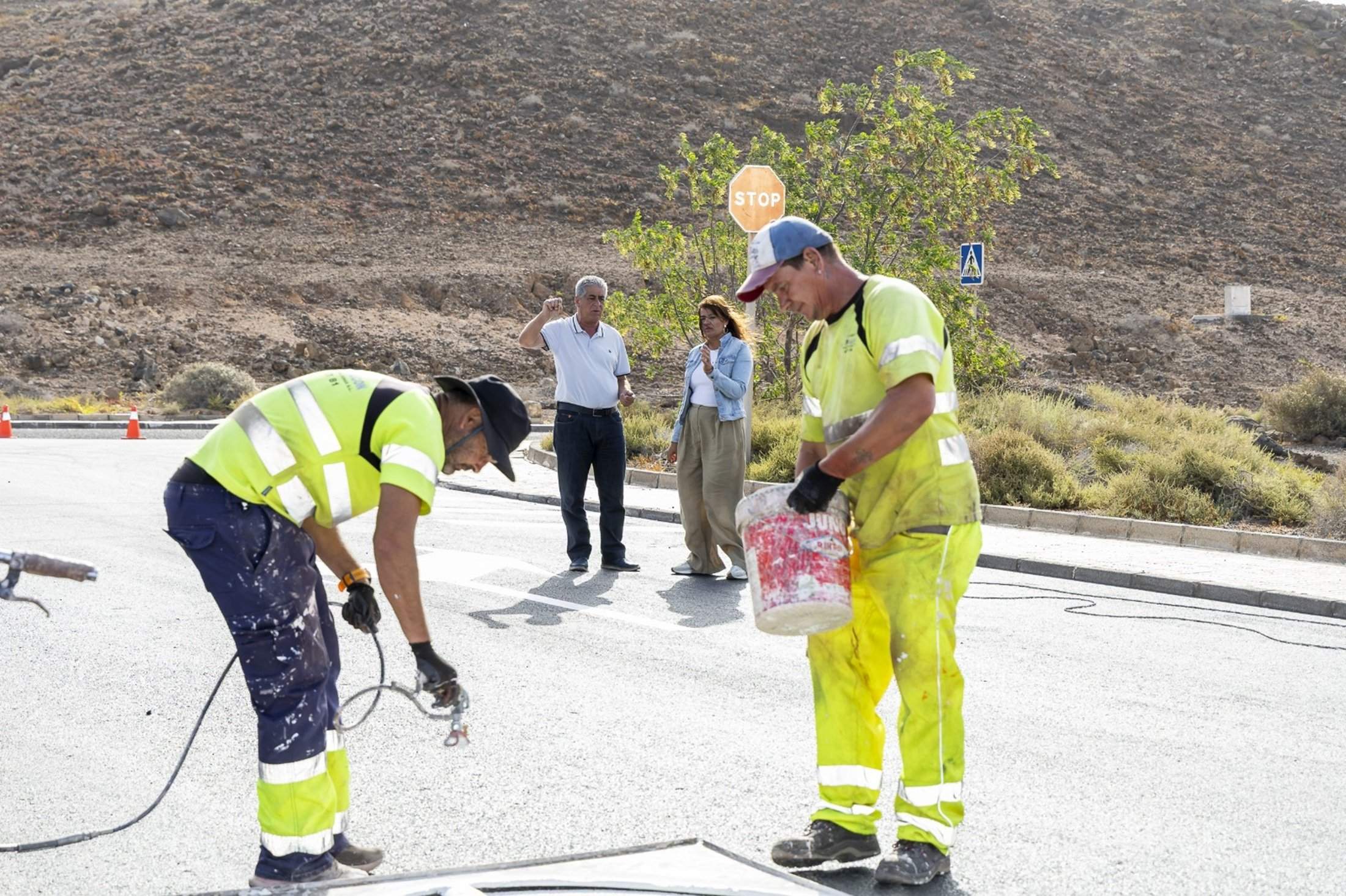 Trabajadores municipales de Teguise durante unos trabajos en una carretera