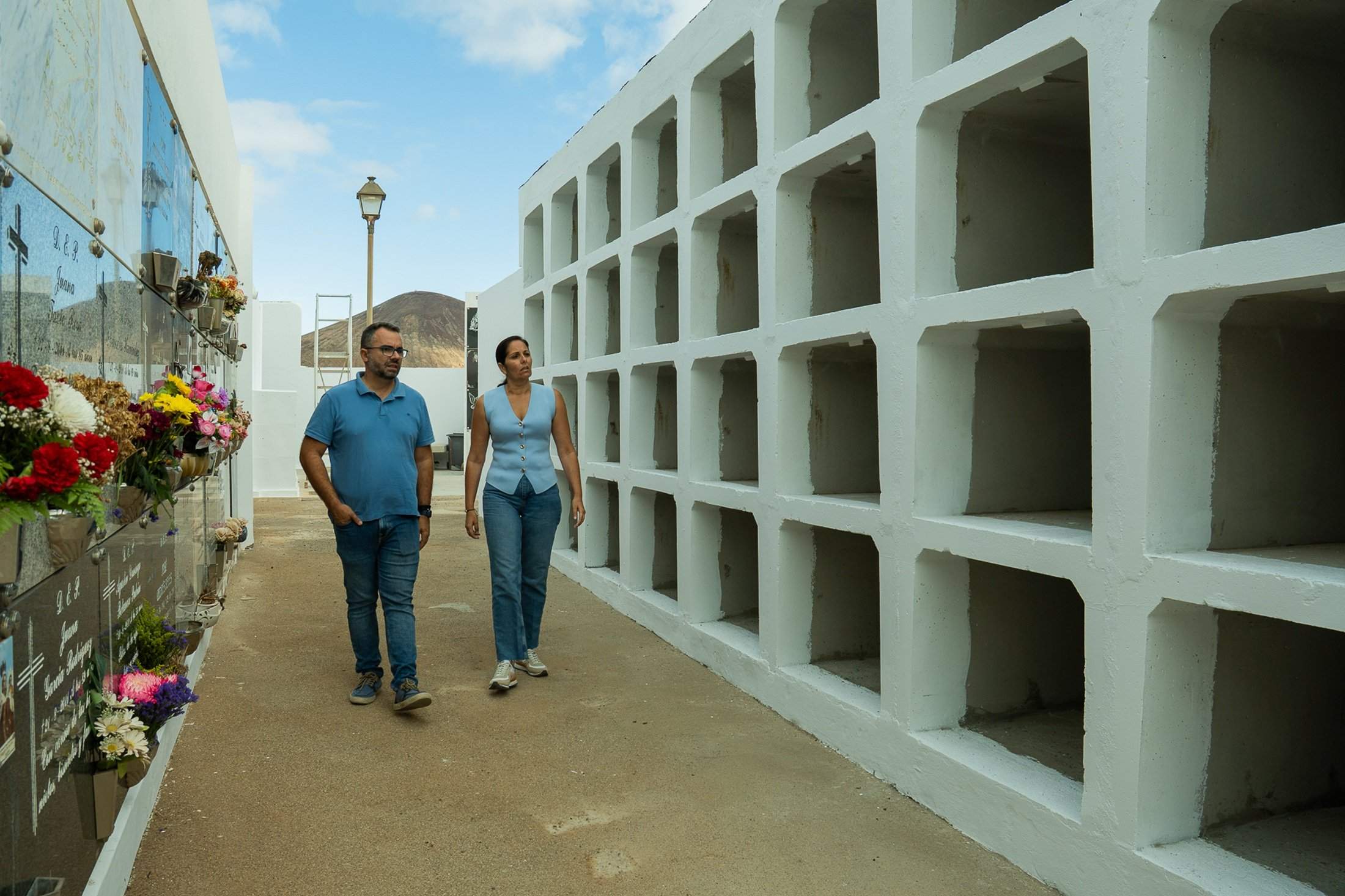 El teniente de alcalde y la concejal de Sanidad supervisan las obras de los nuevos nichos