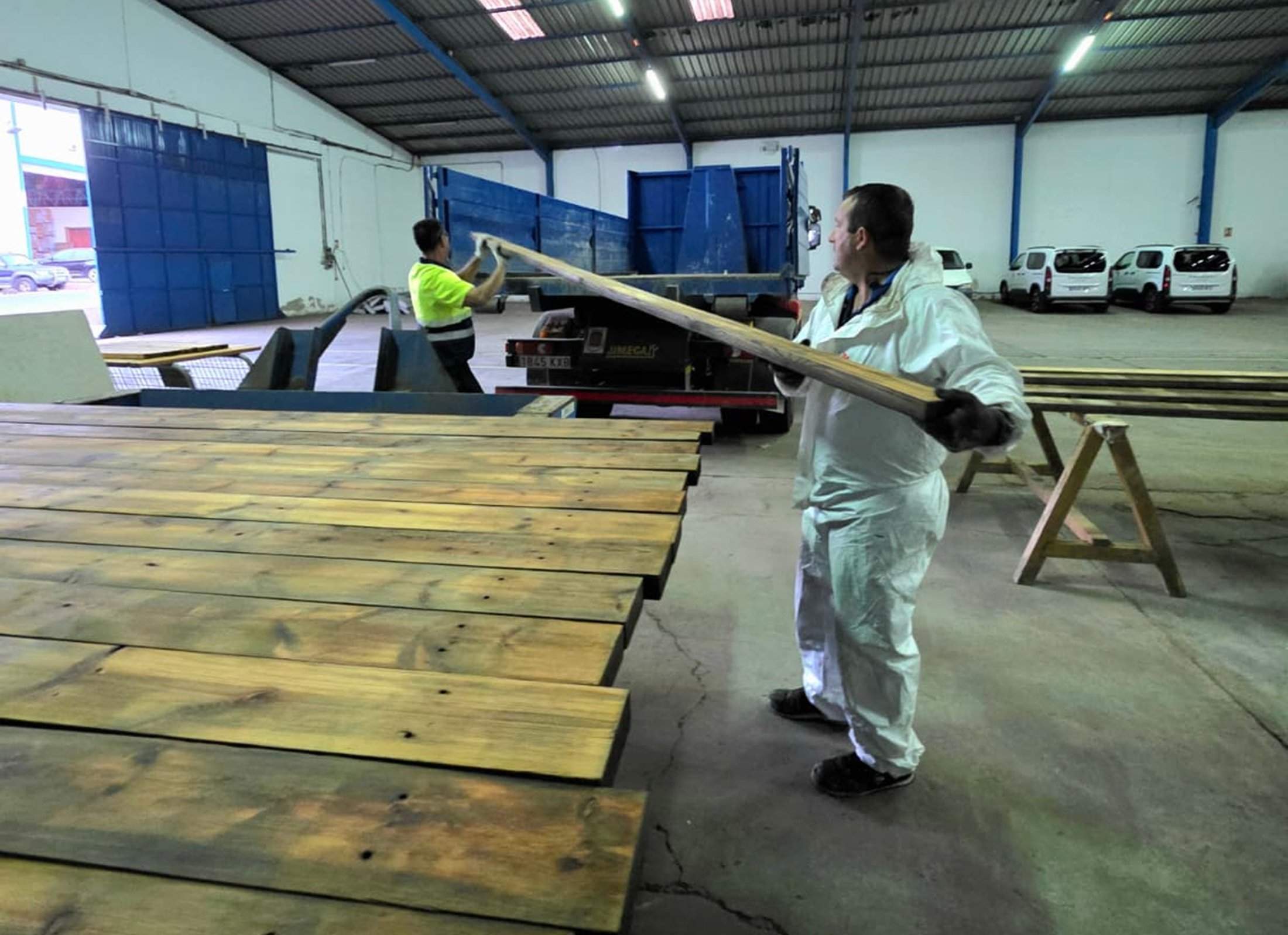 Operarios con los listones de madera del puente