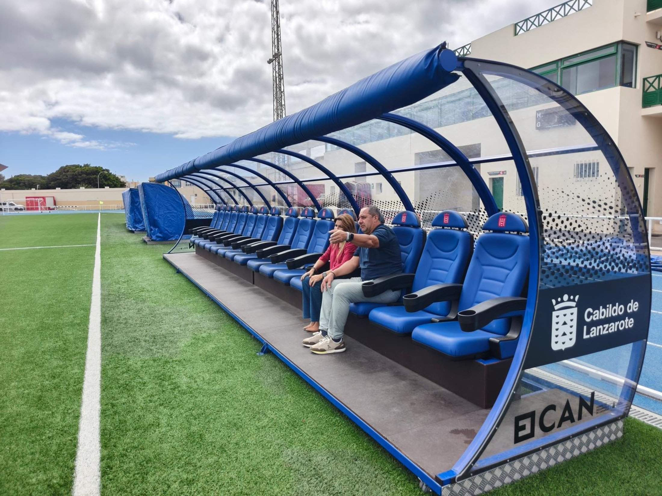 La vicepresidenta y el consejero de Deportes junto a los nuevos banquillos