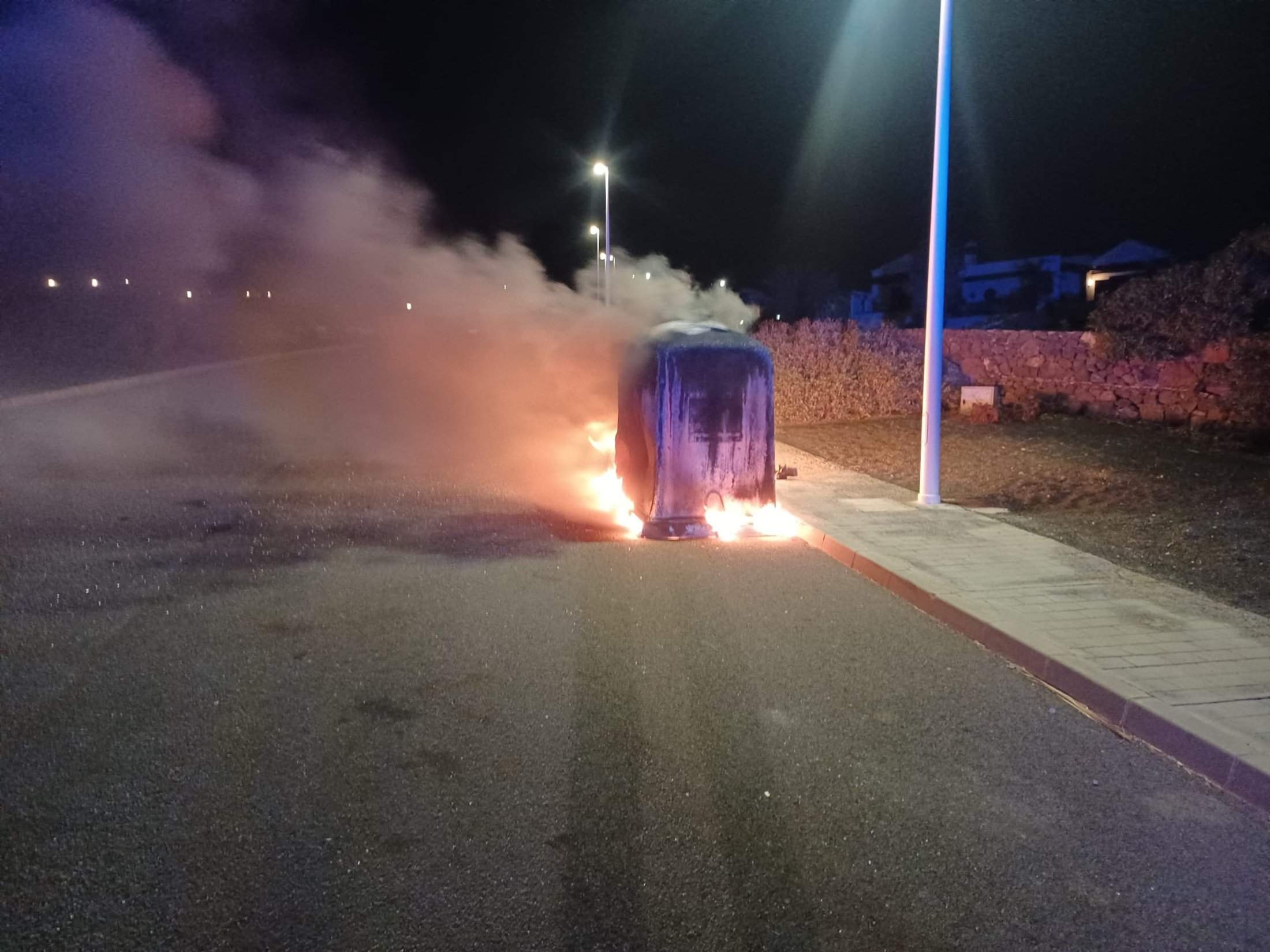 Incendio de uno de los contenedores en Playa Blanca