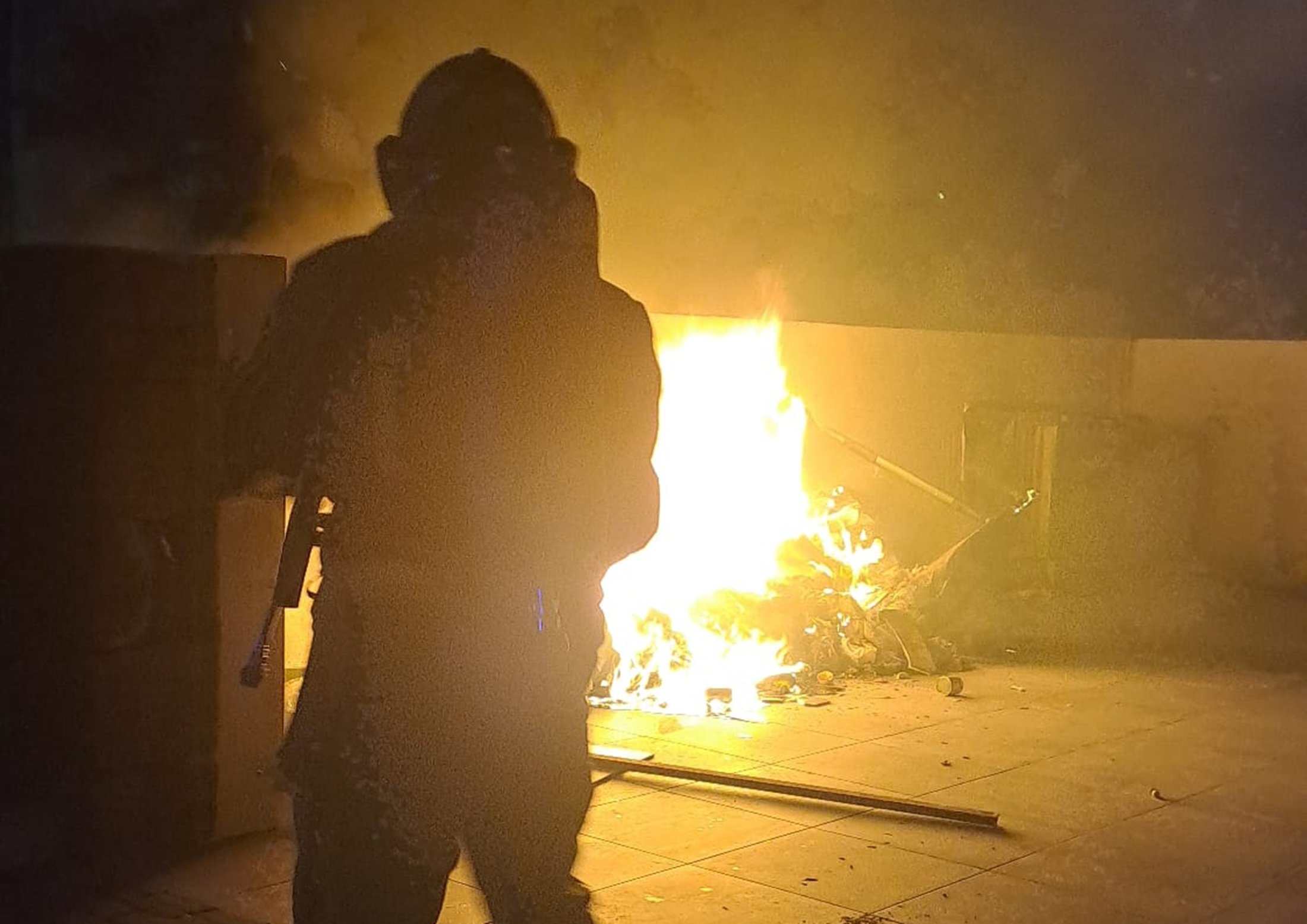 Bombero sofoca las llamas de los contenedores