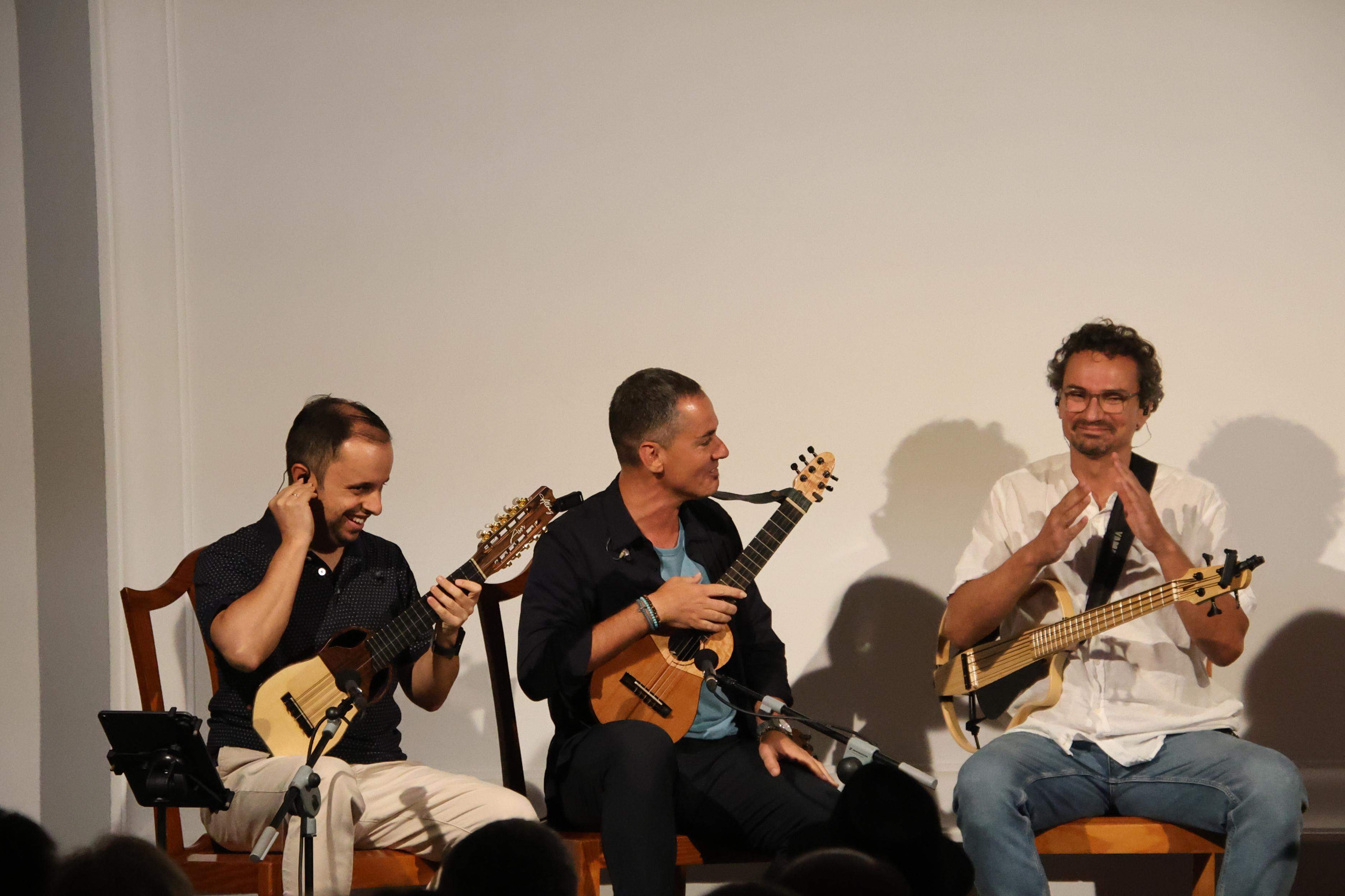 Timples y otras pequeñas guitarra del Mundo. Foto: Norberto de León Timples y otras pequeñas guitarra del Mundo. Foto: Norberto de León
