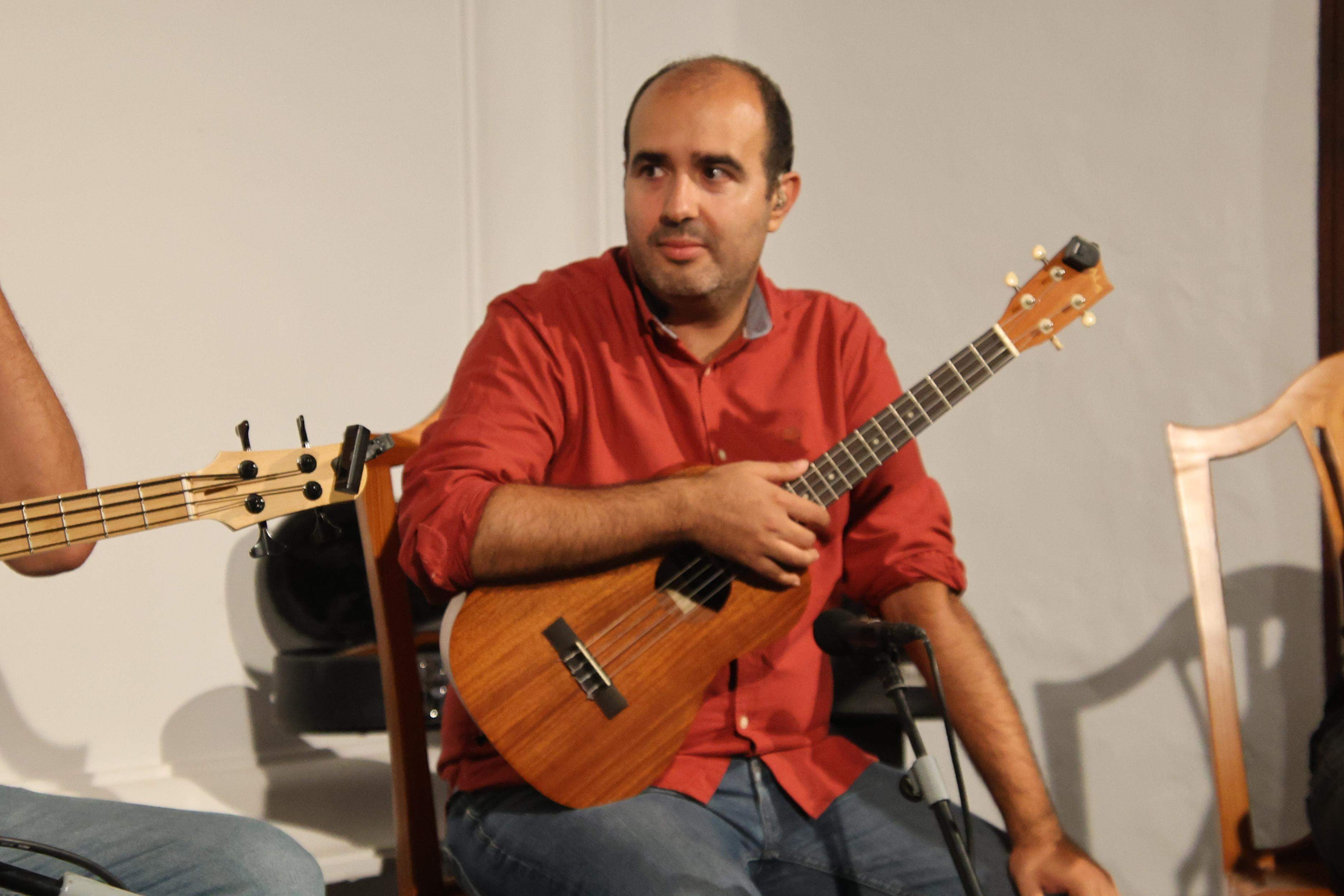 Timples y otras pequeñas guitarra del Mundo. Foto: Norberto de León Timples y otras pequeñas guitarra del Mundo. Foto: Norberto de León