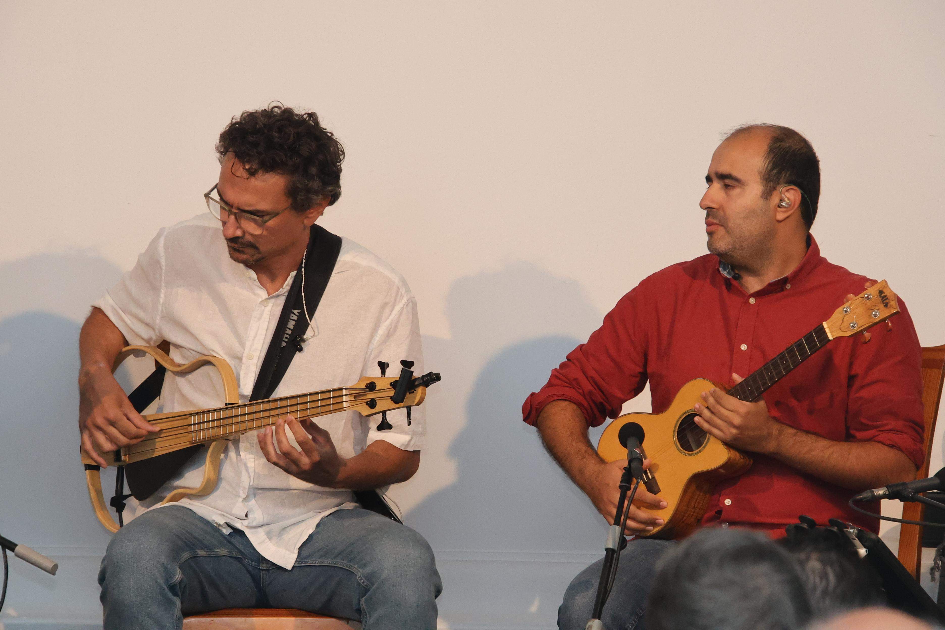 Timples y otras pequeñas guitarra del Mundo. Foto: Norberto de León Timples y otras pequeñas guitarra del Mundo. Foto: Norberto de León