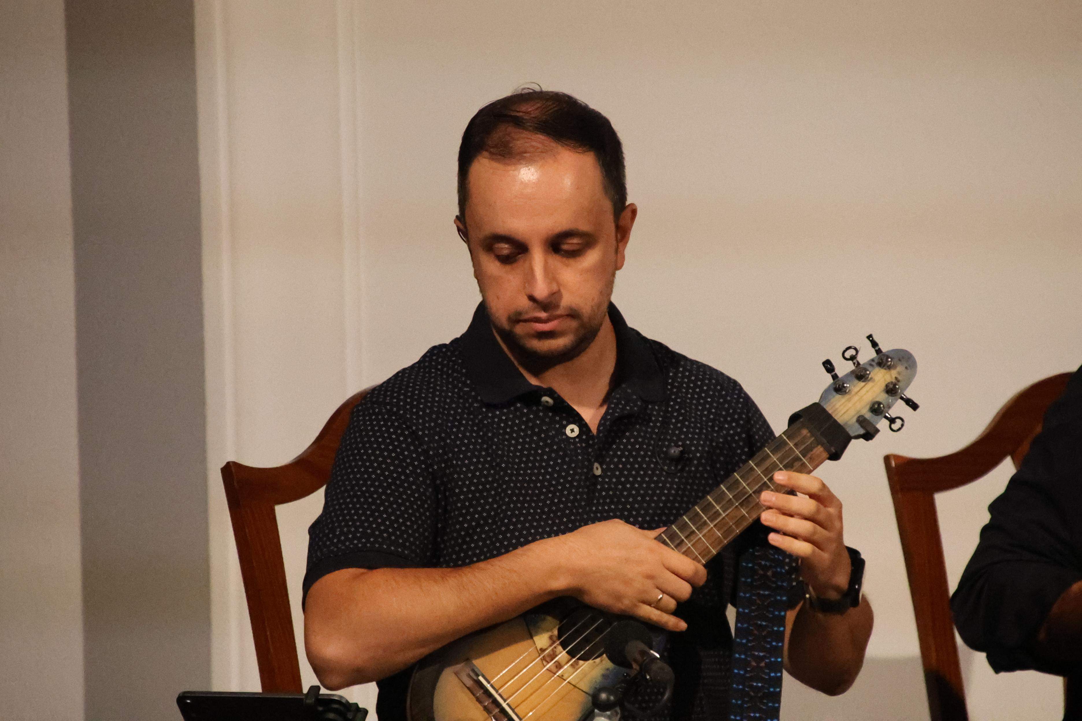 Timples y otras pequeñas guitarra del Mundo. Foto: Norberto de León Timples y otras pequeñas guitarra del Mundo. Foto: Norberto de León