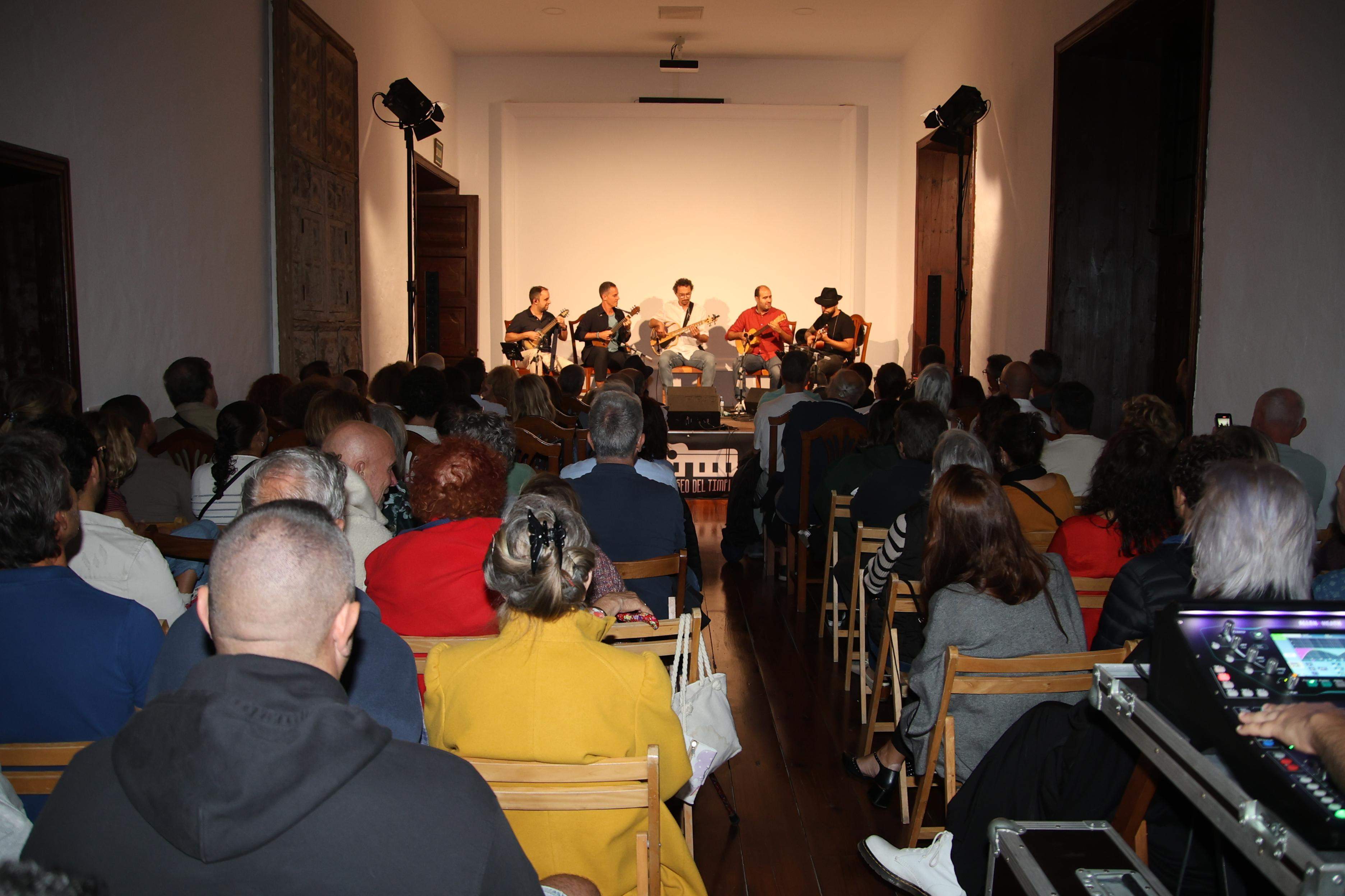 Timples y otras pequeñas guitarra del Mundo. Foto: Norberto de León Timples y otras pequeñas guitarra del Mundo. Foto: Norberto de León