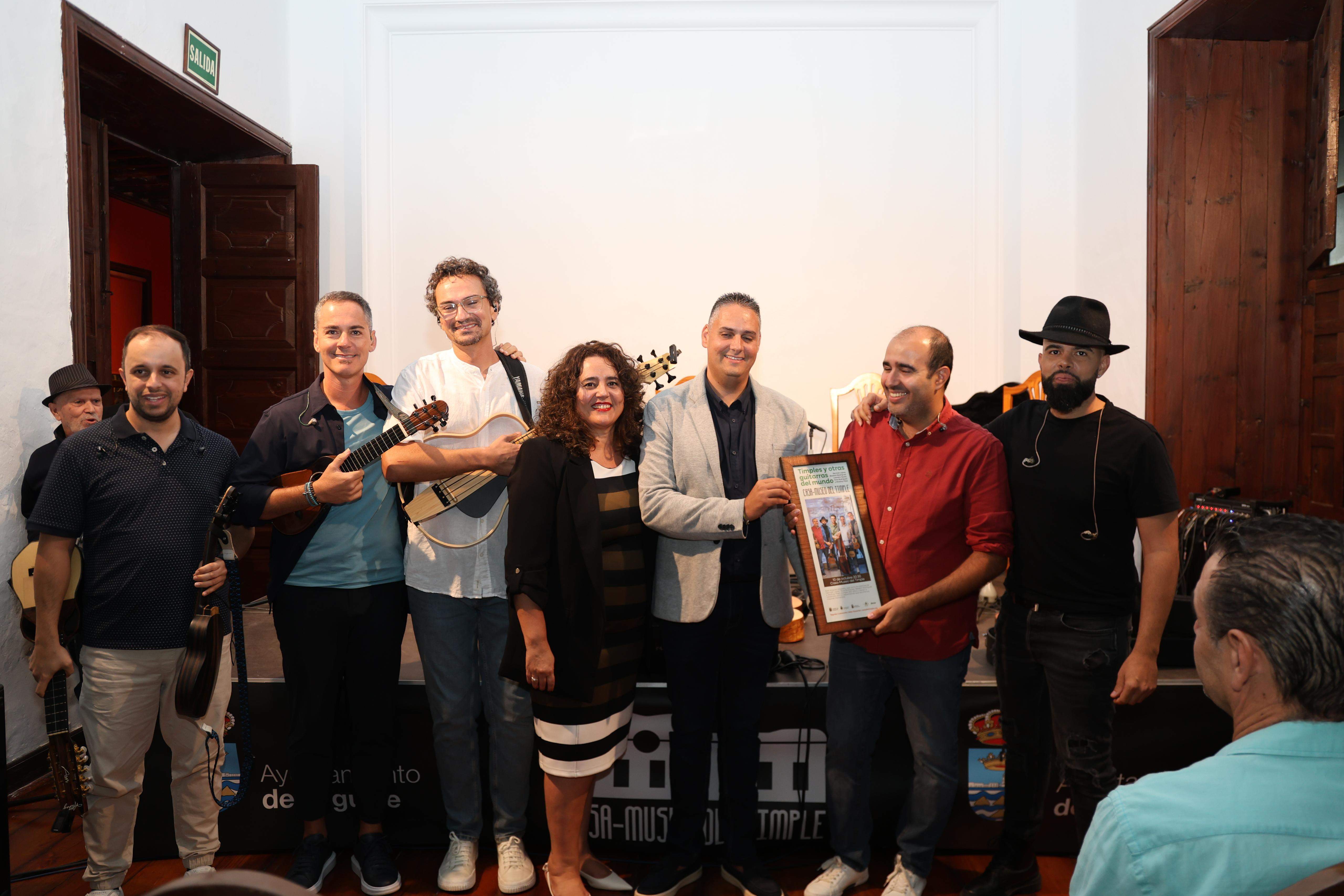 Timples y otras pequeñas guitarra del Mundo. Foto: Norberto de León Timples y otras pequeñas guitarra del Mundo. Foto: Norberto de León