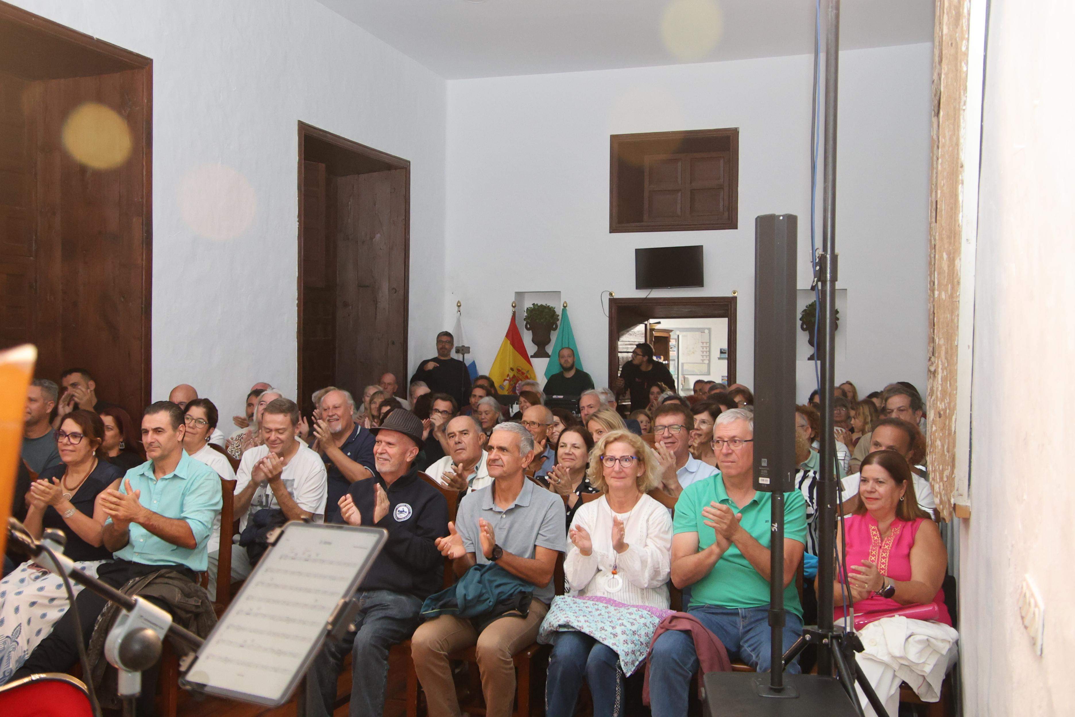 Timples y otras pequeñas guitarra del Mundo. Foto: Norberto de León Timples y otras pequeñas guitarra del Mundo. Foto: Norberto de León