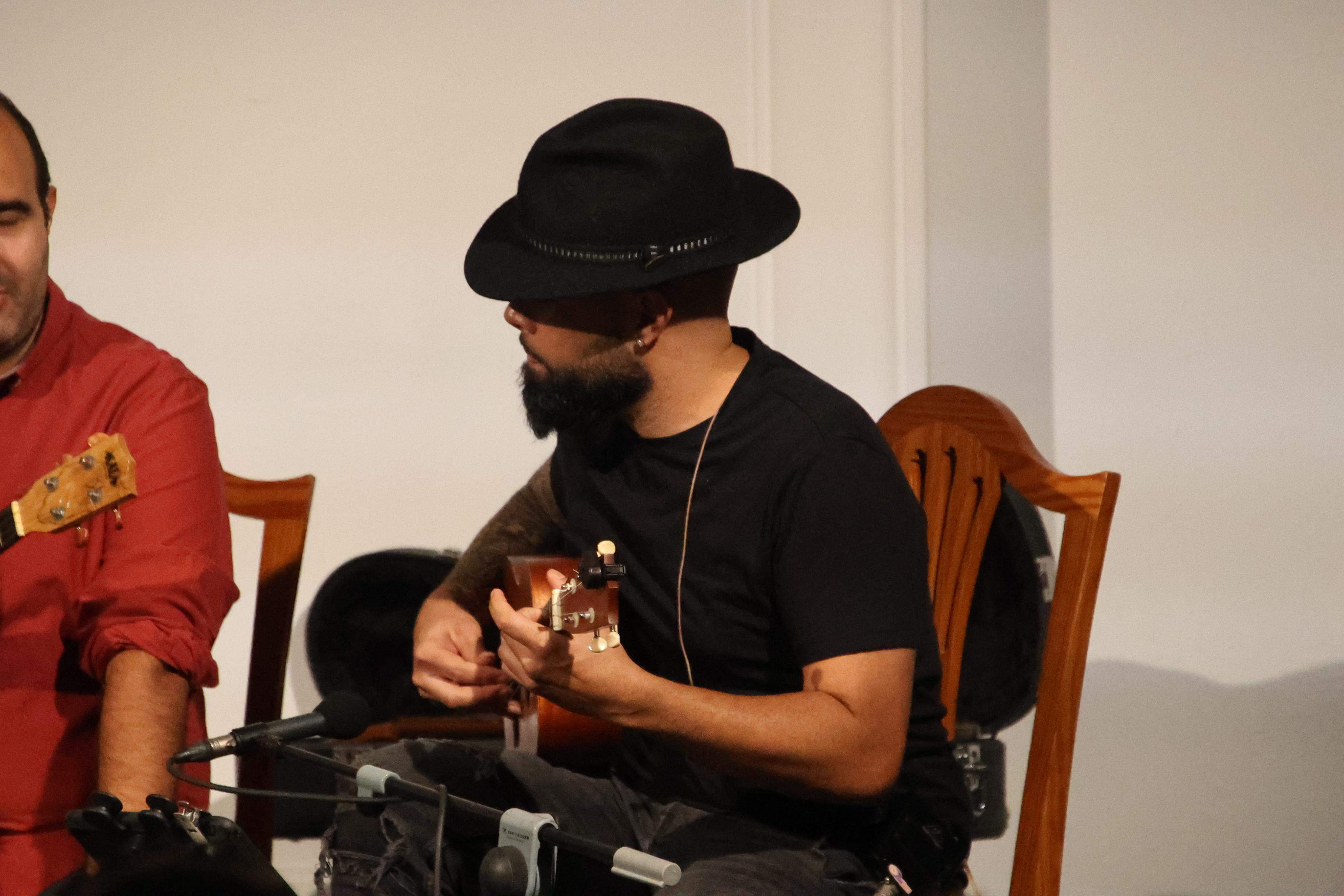 Timples y otras pequeñas guitarra del Mundo. Foto: Norberto de León Timples y otras pequeñas guitarra del Mundo. Foto: Norberto de León