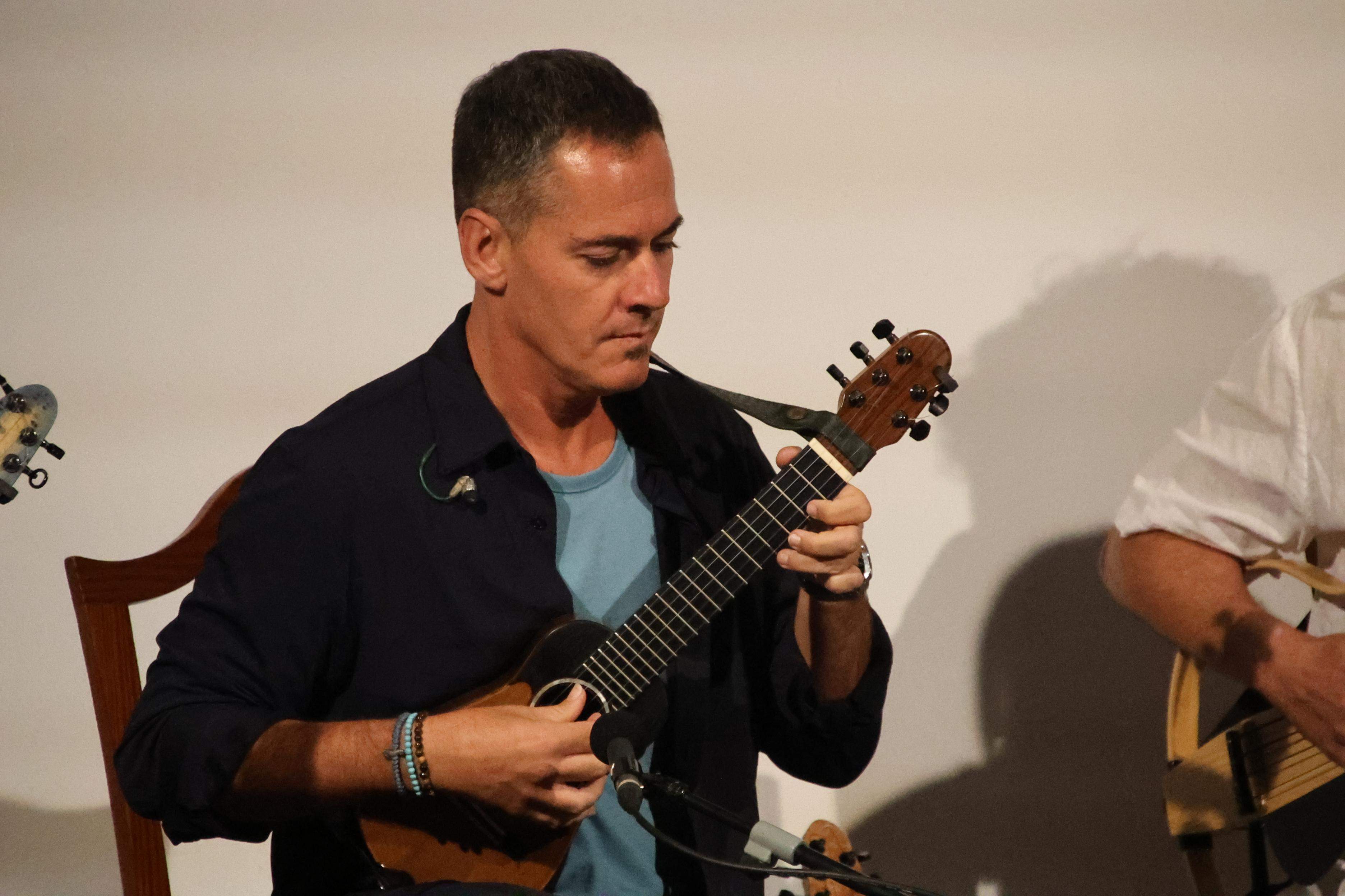 Timples y otras pequeñas guitarra del Mundo. Foto: Norberto de León Timples y otras pequeñas guitarra del Mundo. Foto: Norberto de León