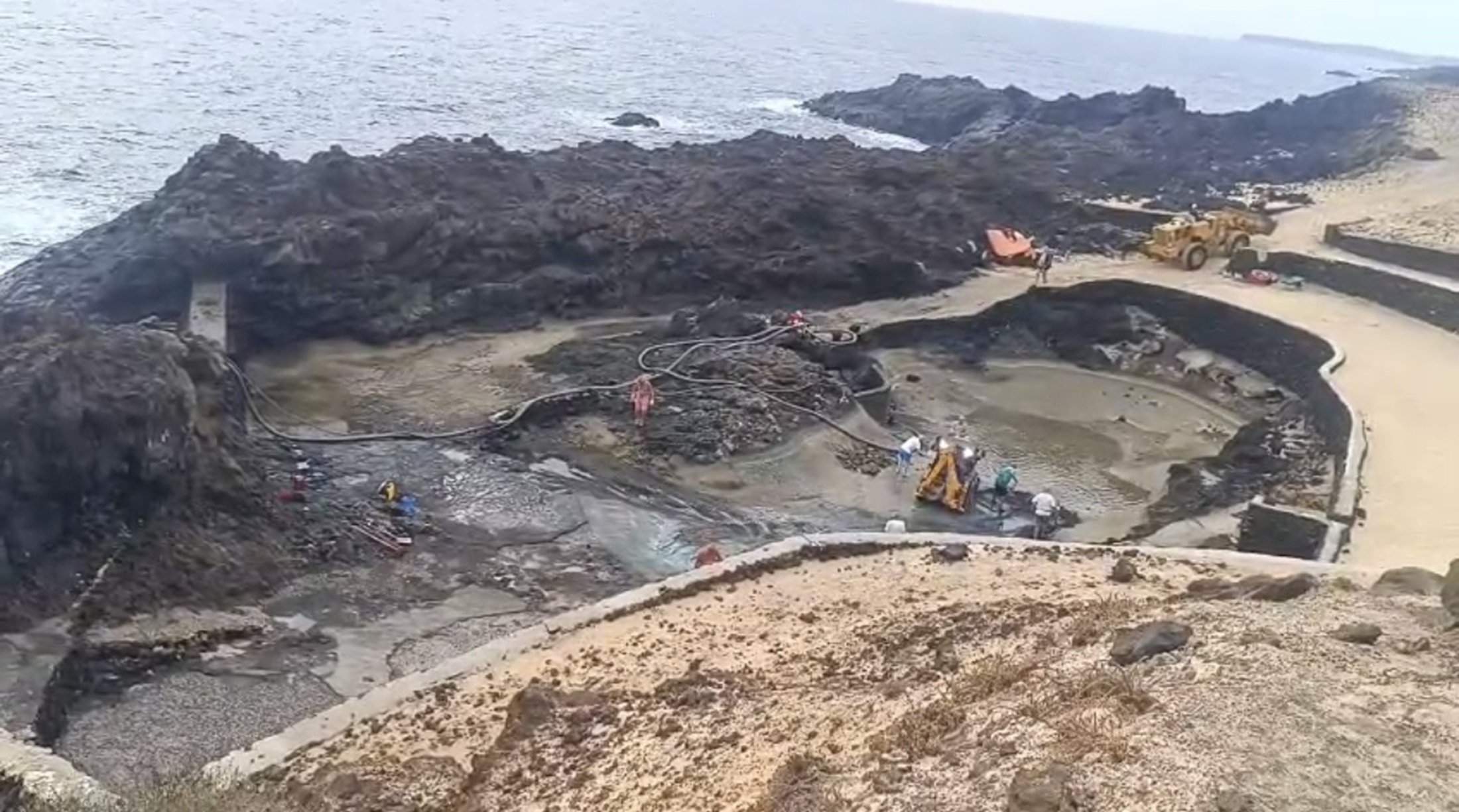 Imagen de la maquinaria trabajando en la limpieza en el Charco del Palo