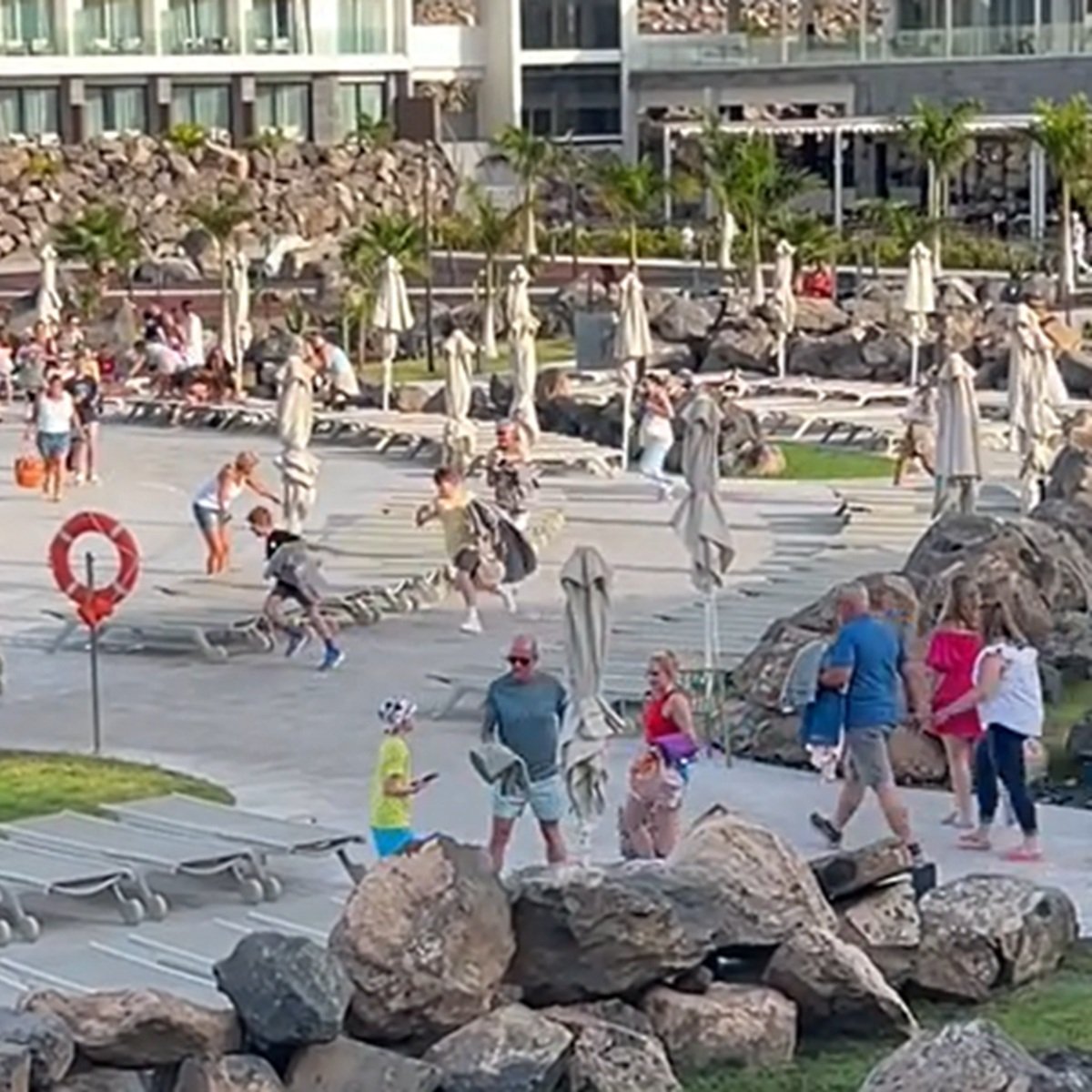 Turistas corren a por una tumbona en un hotel de Lanzarote. Foto: @rach_life0