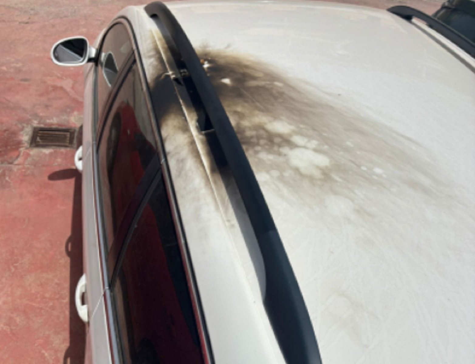 Cóctel Molotov con líquido inflamable contra el vehículo privado de un agente. Foto: AEGC.