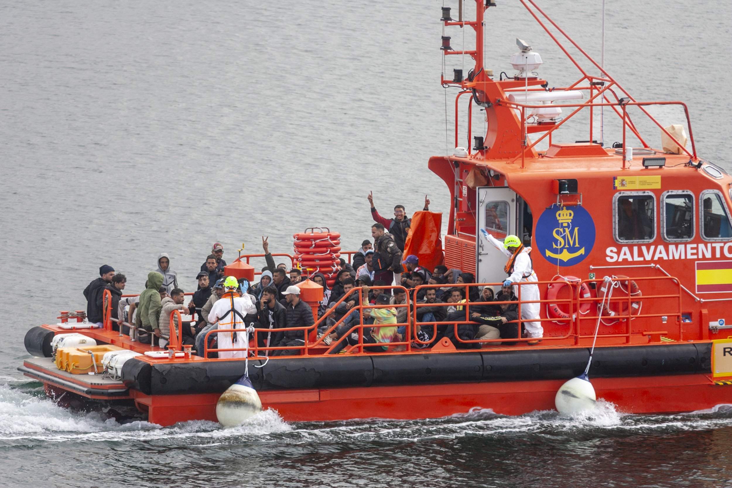 Salvamento rescata una patera cerca de Lanzarote (Fotos: Juan Mateos) Salvamento rescata una patera cerca de Lanzarote (Fotos: Juan Mateos)