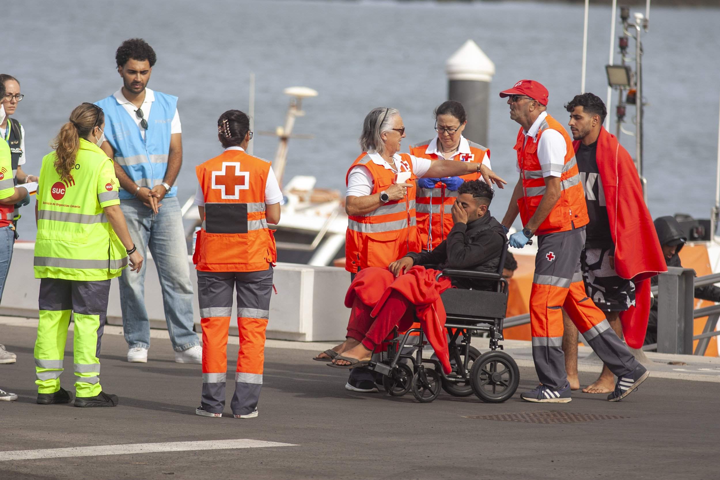Salvamento rescata una patera cerca de Lanzarote (Fotos: Juan Mateos) Salvamento rescata una patera cerca de Lanzarote (Fotos: Juan Mateos)