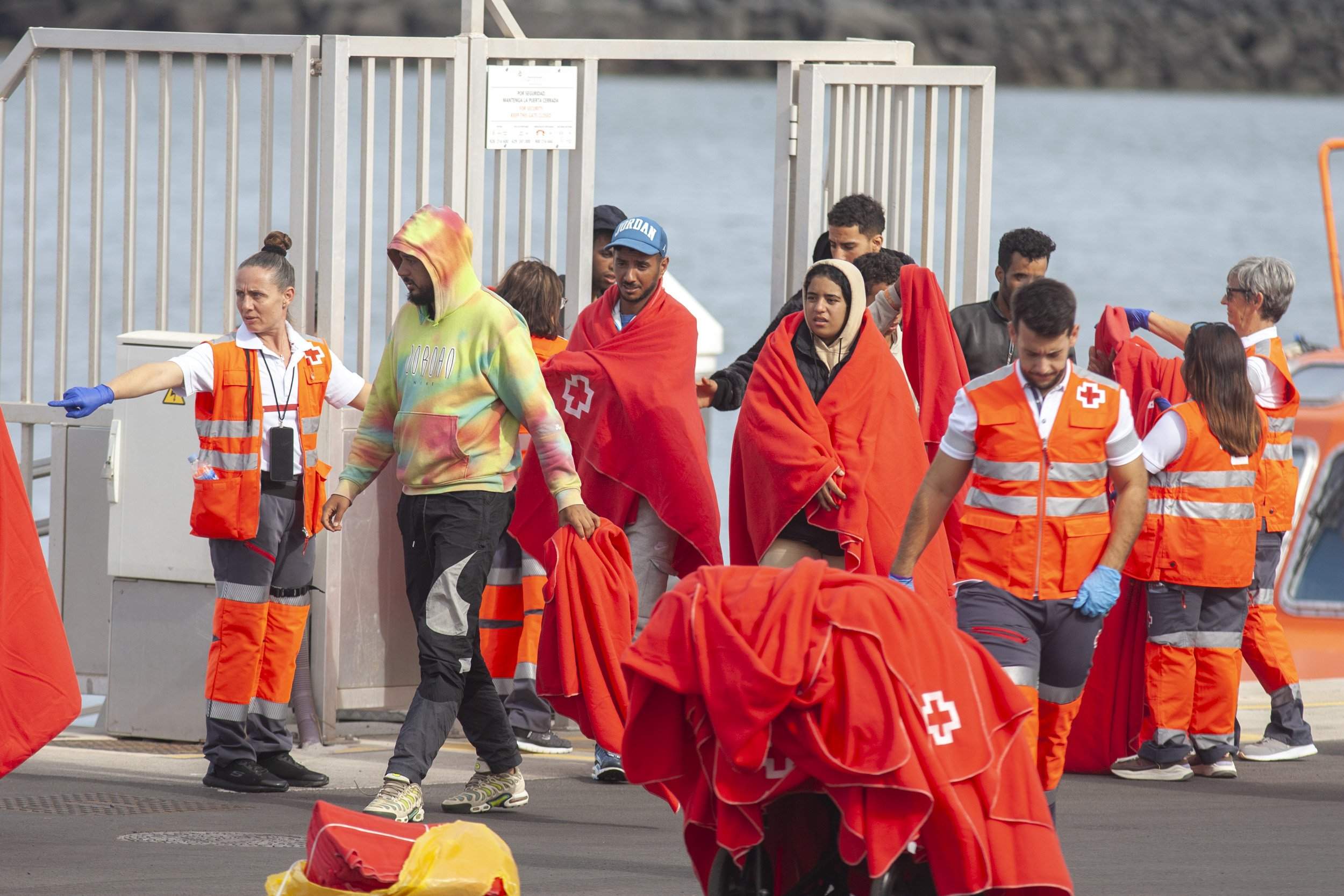 Salvamento rescata una patera cerca de Lanzarote (Fotos: Juan Mateos) Salvamento rescata una patera cerca de Lanzarote (Fotos: Juan Mateos)