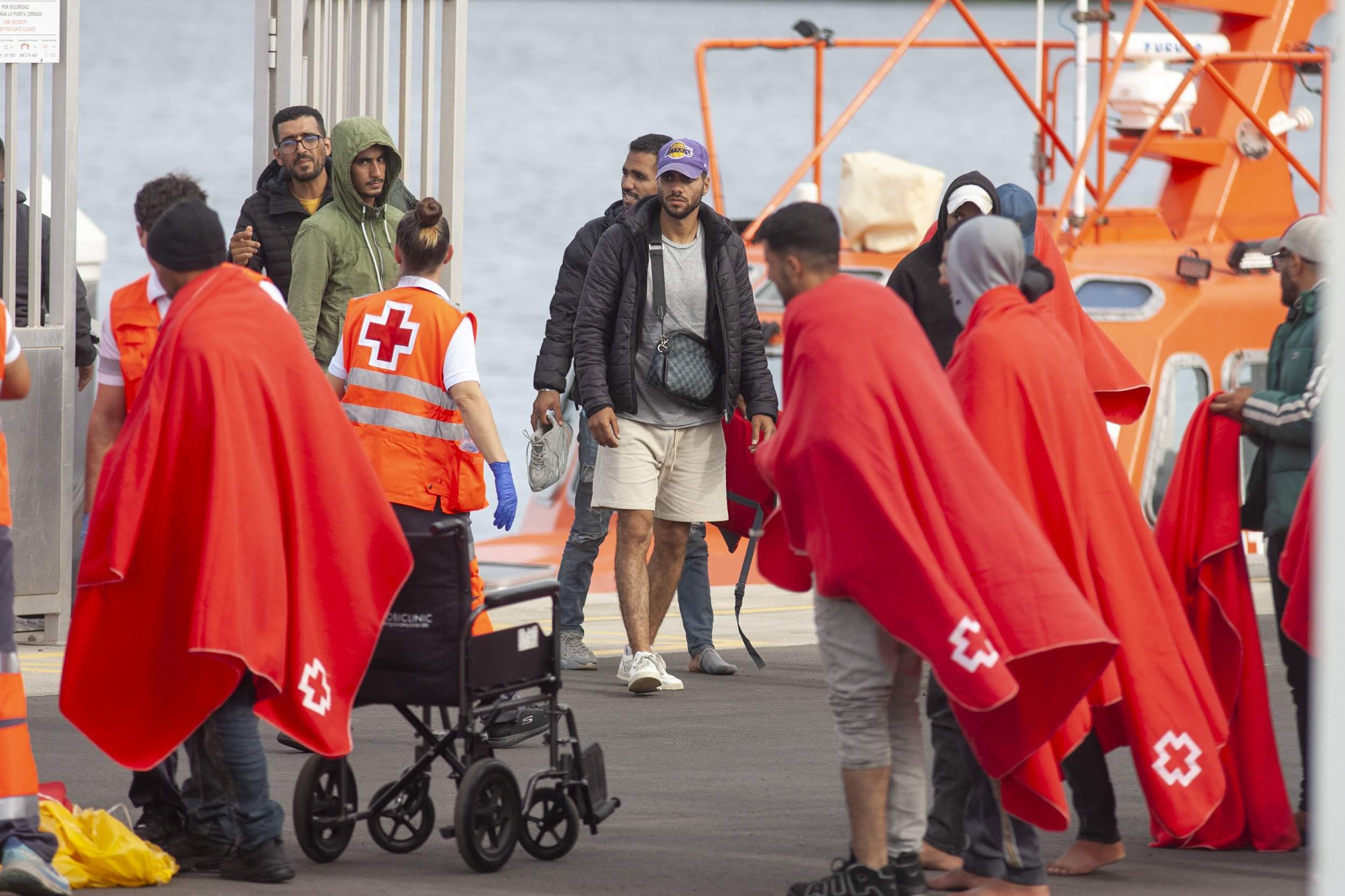 Salvamento rescata una patera cerca de Lanzarote (Fotos: Juan Mateos)