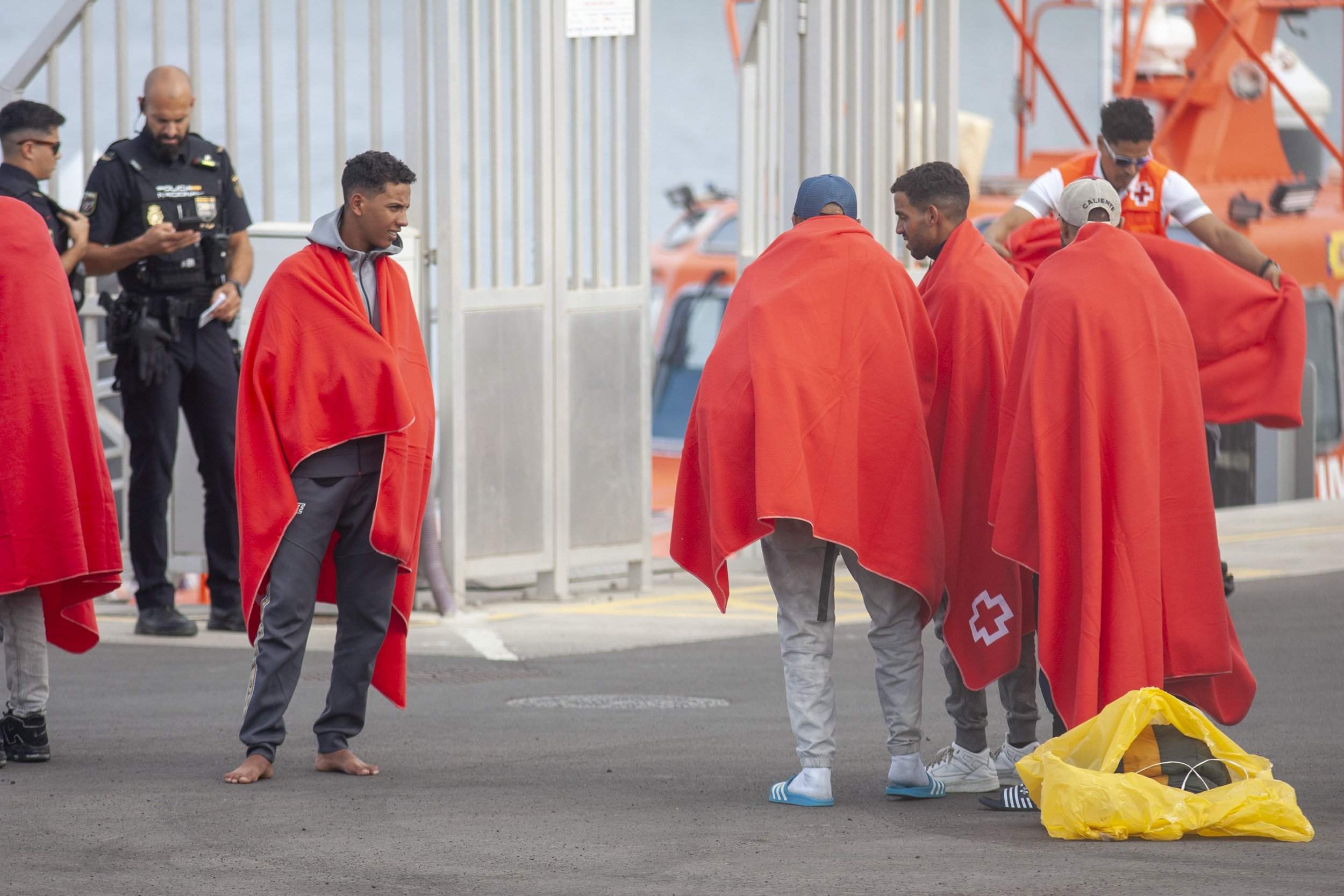 Salvamento rescata una patera cerca de Lanzarote (Fotos: Juan Mateos) Salvamento rescata una patera cerca de Lanzarote (Fotos: Juan Mateos)