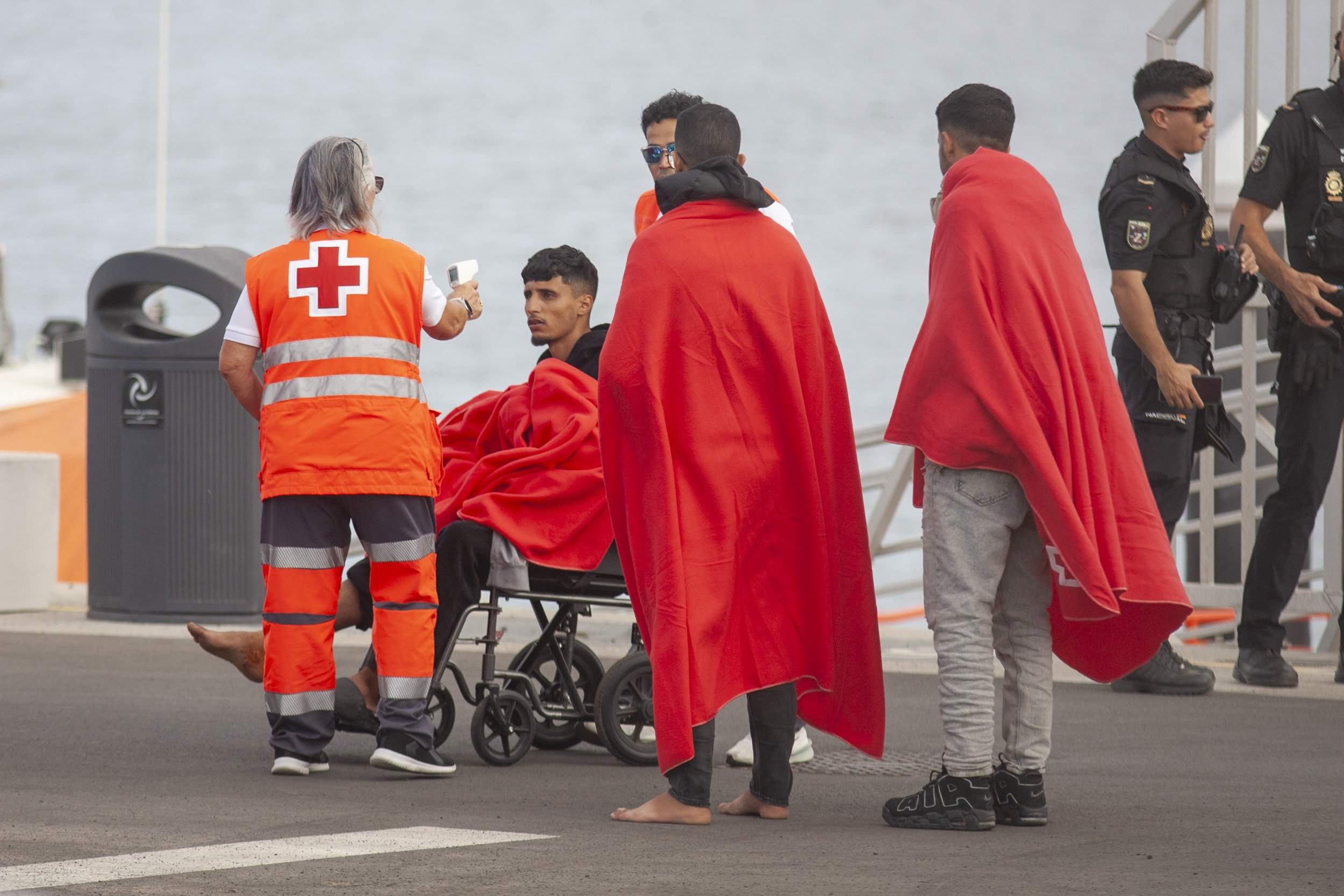 Salvamento rescata una patera cerca de Lanzarote (Fotos: Juan Mateos) Salvamento rescata una patera cerca de Lanzarote (Fotos: Juan Mateos)