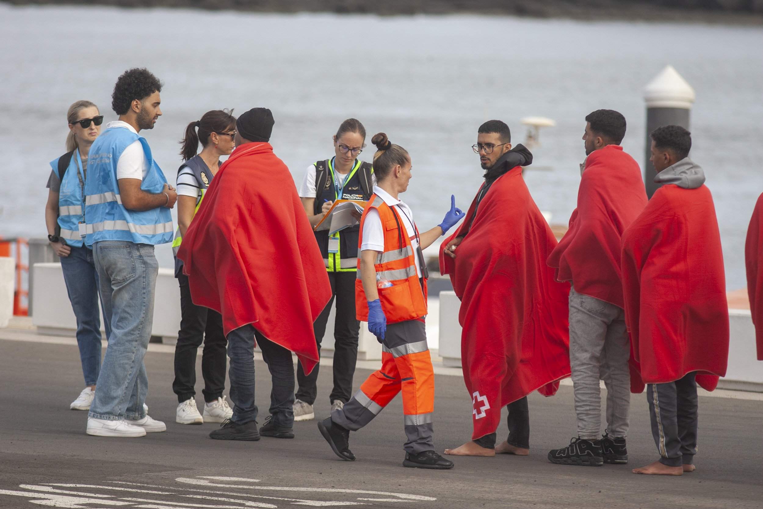 Salvamento rescata una patera cerca de Lanzarote (Fotos: Juan Mateos) Salvamento rescata una patera cerca de Lanzarote (Fotos: Juan Mateos)