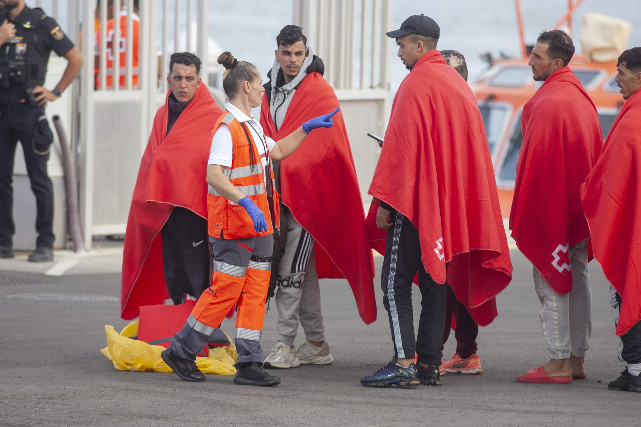 Salvamento rescata una patera cerca de Lanzarote (Fotos: Juan Mateos) Salvamento rescata una patera cerca de Lanzarote (Fotos: Juan Mateos)