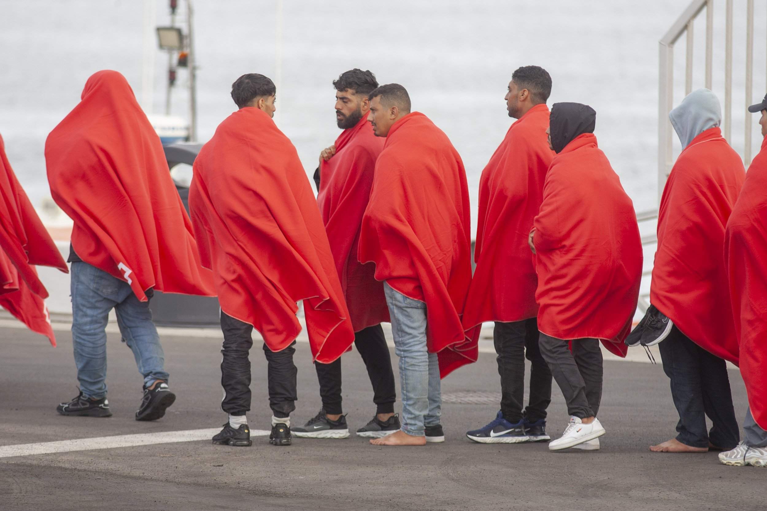 Salvamento rescata una patera cerca de Lanzarote (Fotos: Juan Mateos) Salvamento rescata una patera cerca de Lanzarote (Fotos: Juan Mateos)