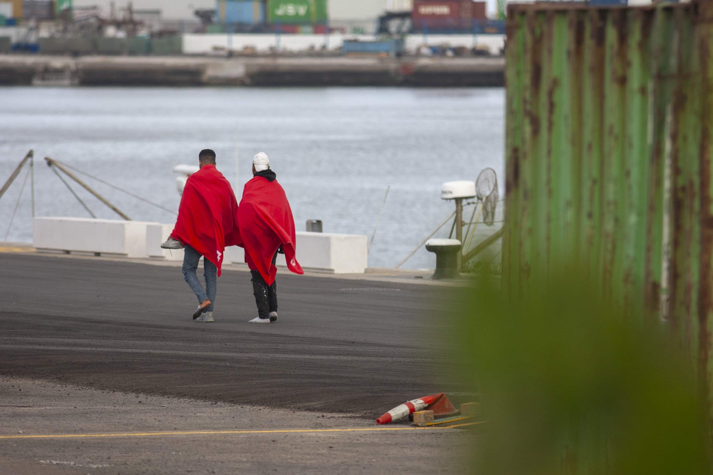 Salvamento rescata una patera cerca de Lanzarote (Fotos: Juan Mateos) Salvamento rescata una patera cerca de Lanzarote (Fotos: Juan Mateos)