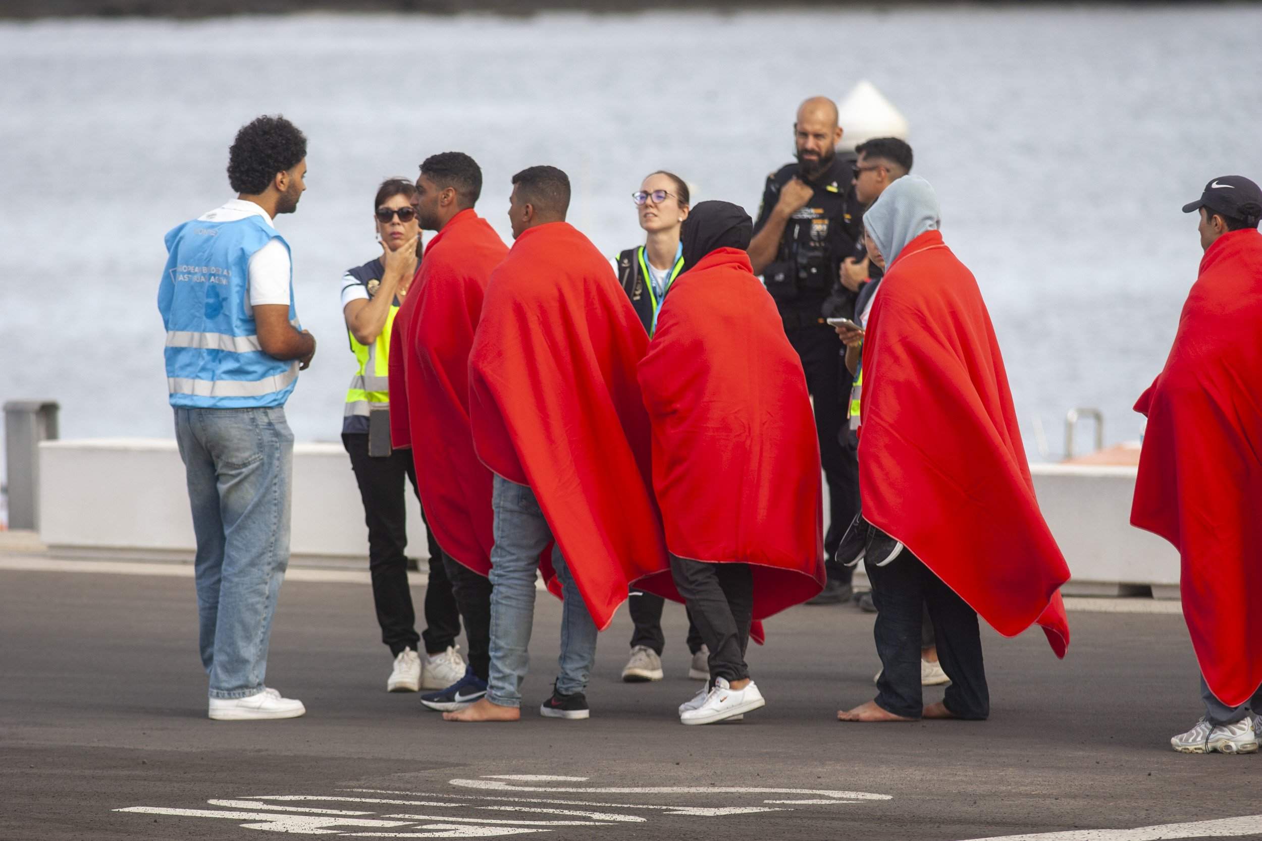 Salvamento rescata una patera cerca de Lanzarote (Fotos: Juan Mateos) Salvamento rescata una patera cerca de Lanzarote (Fotos: Juan Mateos)