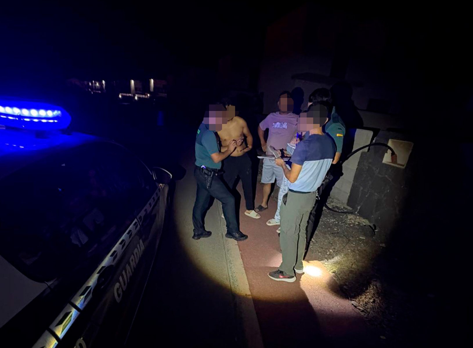 Guardia Civil con los denunciantes Guardia Civil con los denunciantes