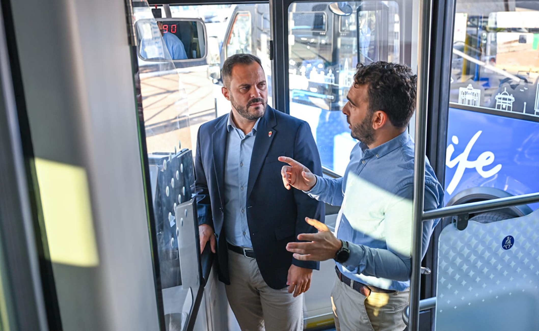 El concejal de movilidad de Arrecife Mario Gónzalez habla con el alcalde Yonathan de León en una de las nuevas guaguas.